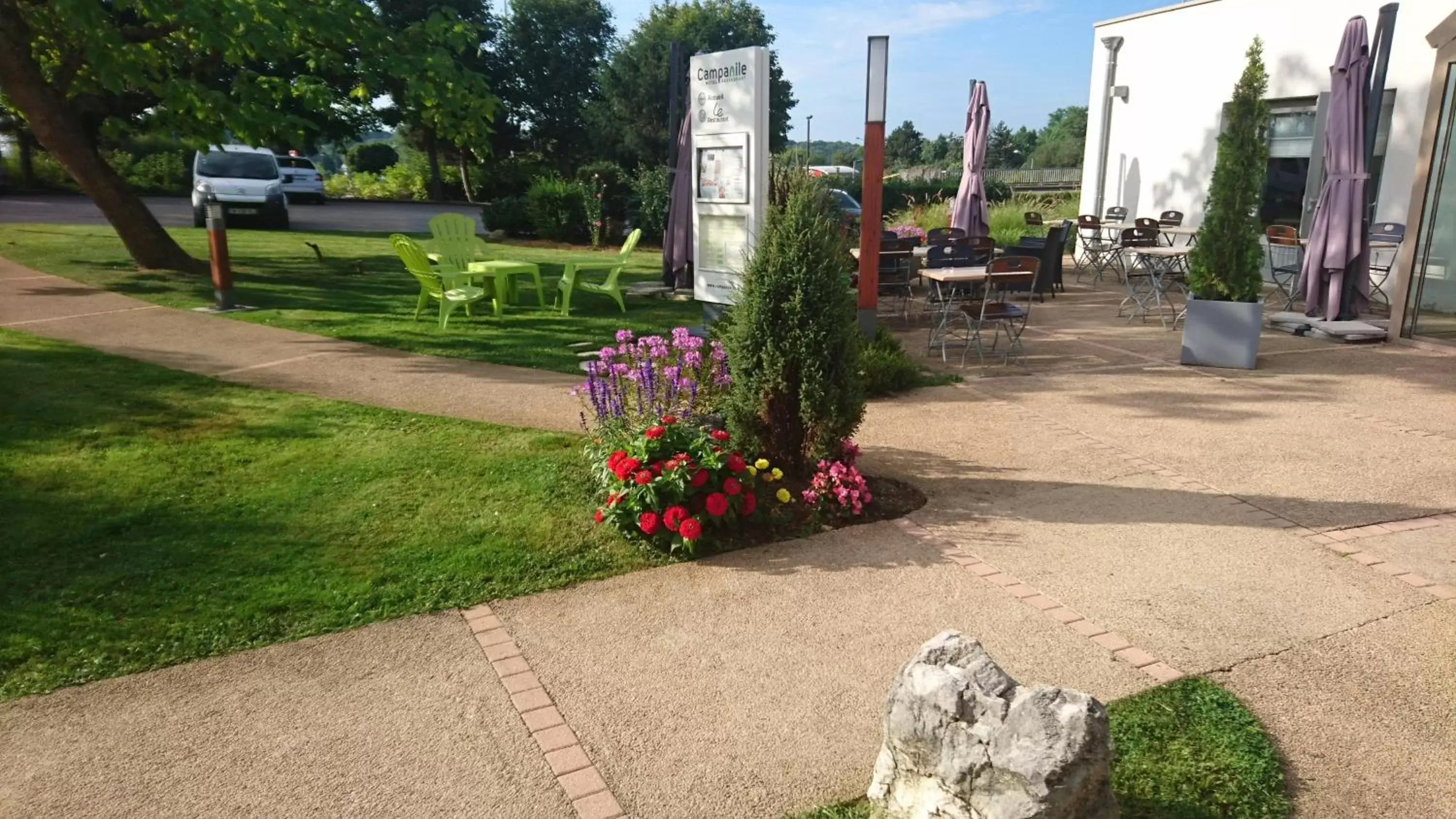 Garden view in Hotel Campanile Besançon Nord Ecole Valentin