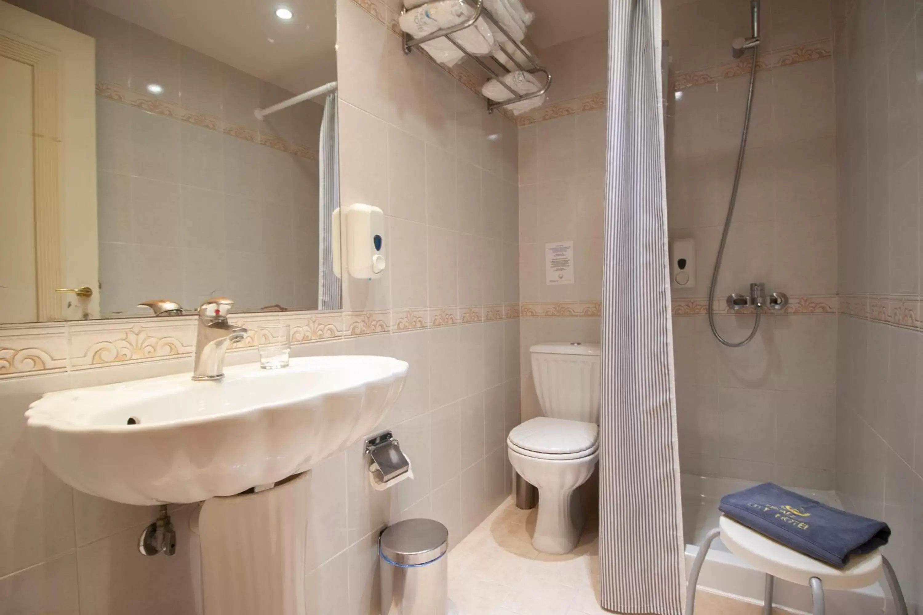 Bathroom in Piraeus City Hotel