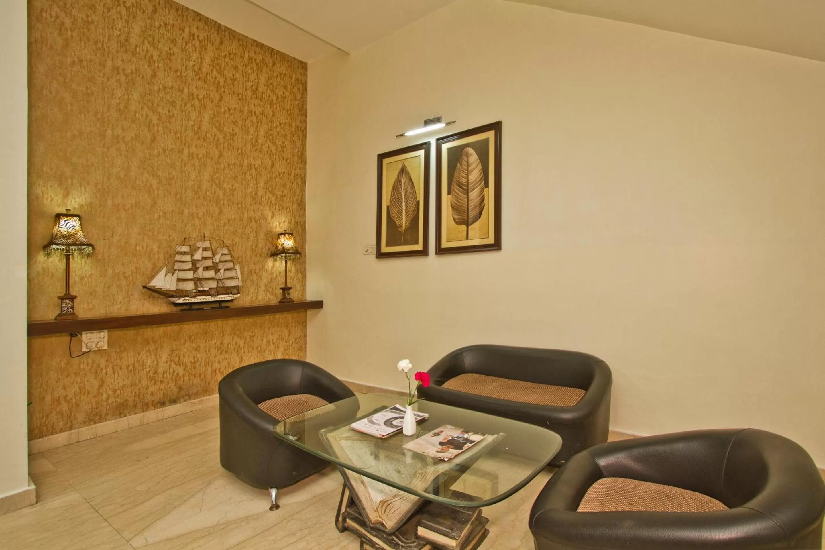 Seating area in Hotel Broadways Inn