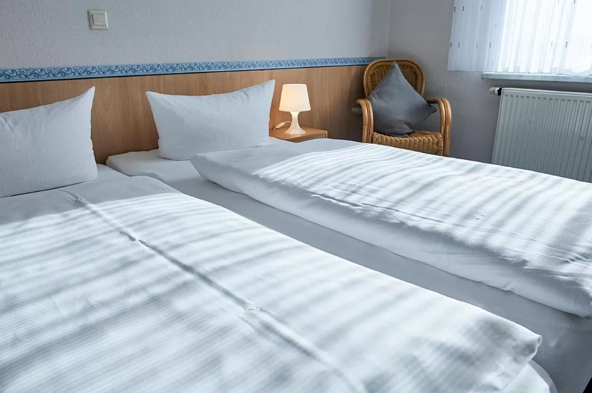 Bedroom, Bed in Hotel Zum Grunewald