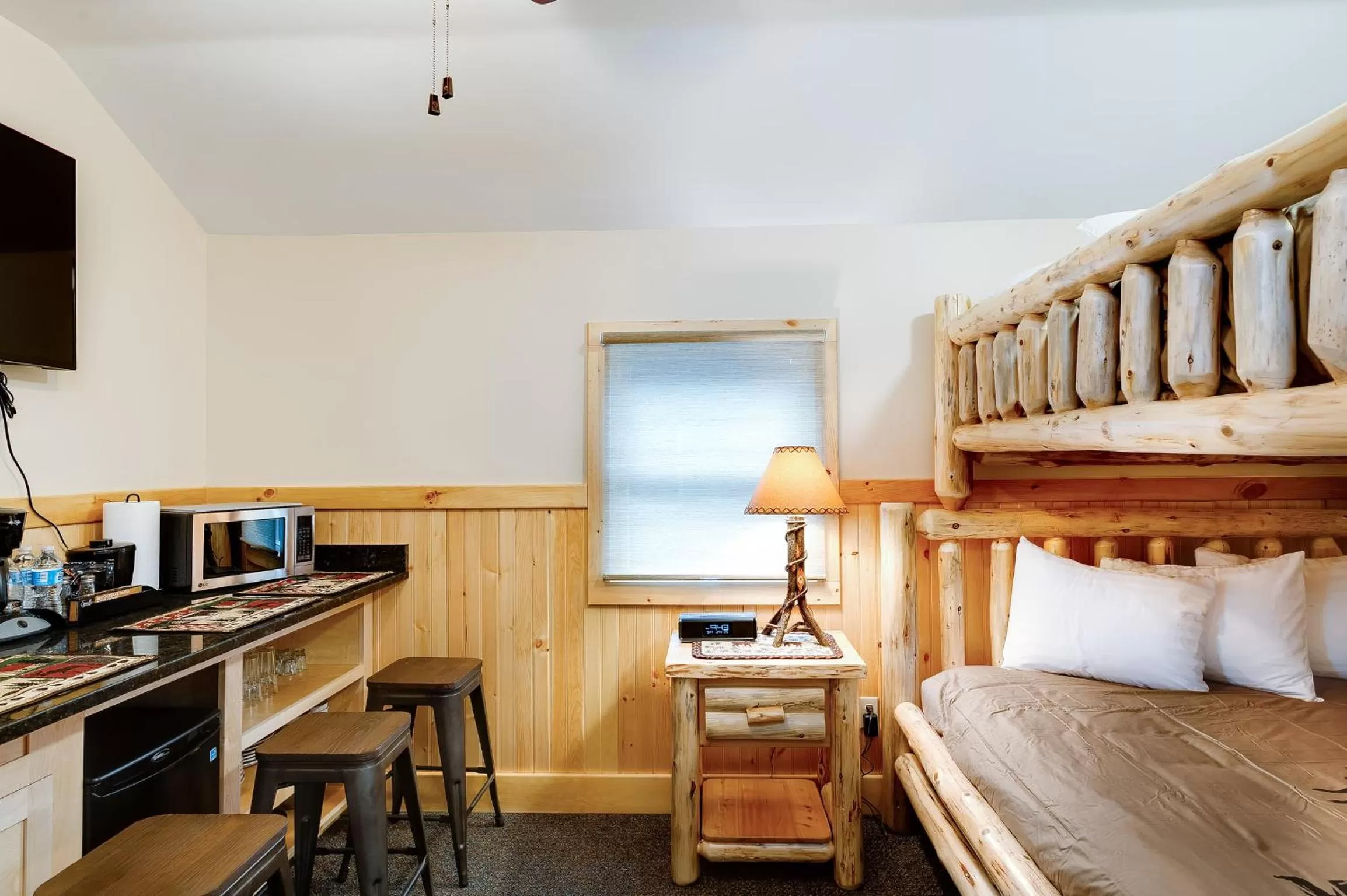 TV and multimedia, Bed in Cobble Mountain Lodge