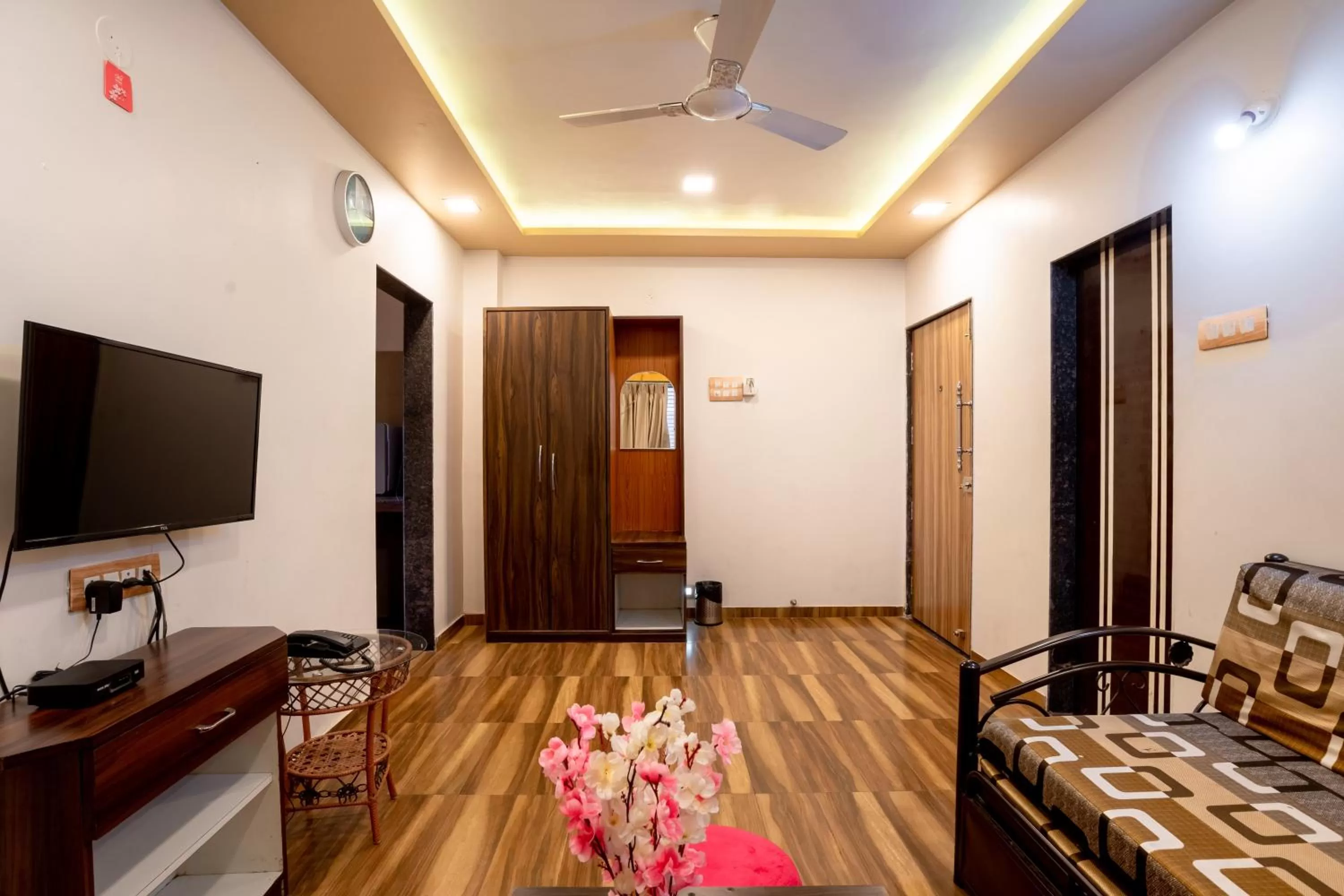TV and multimedia, TV/Entertainment Center in Pooja Villa Suites-Rooms and Pool, Igatpuri