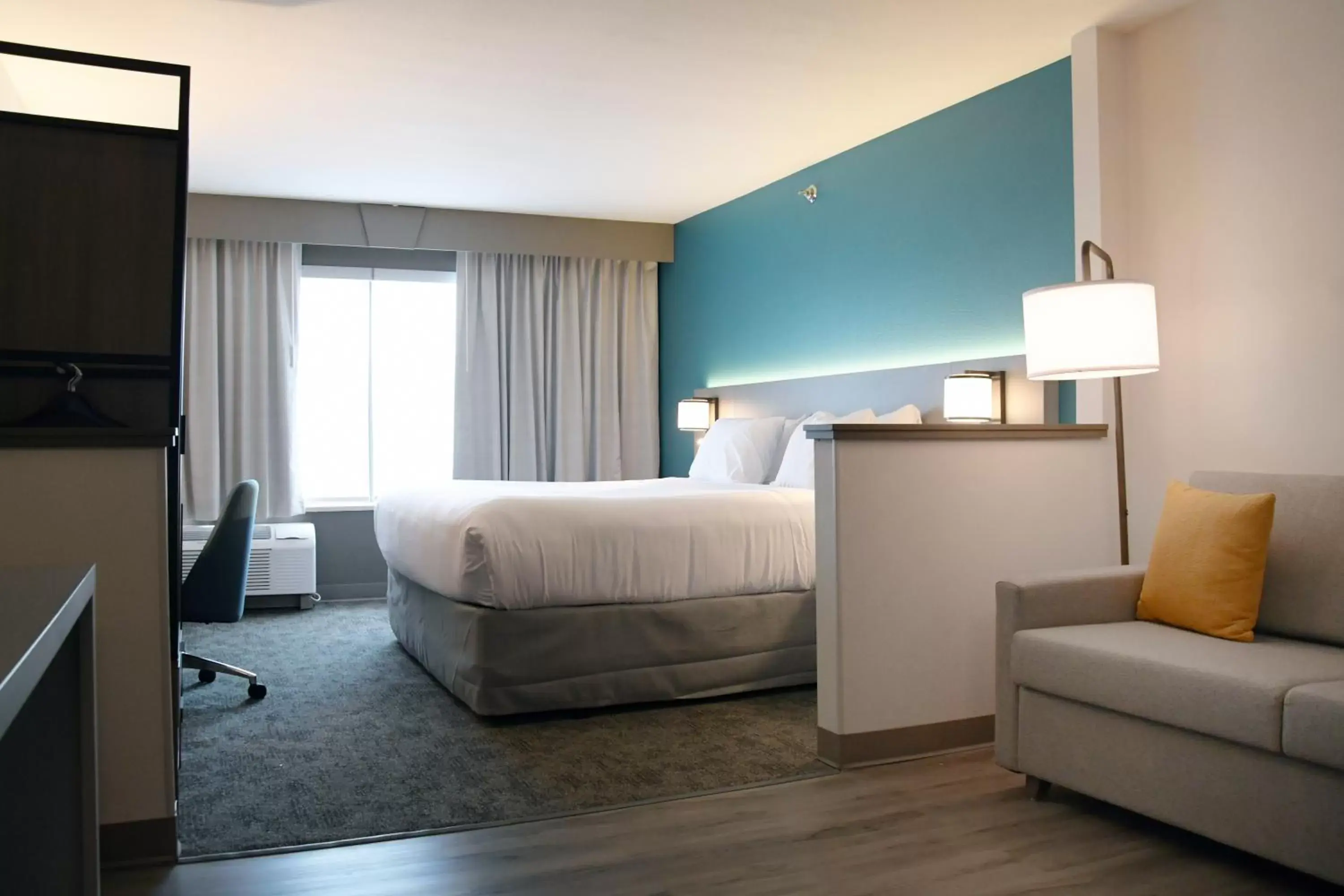 Bed in Comfort Inn & Suites NW Milwaukee