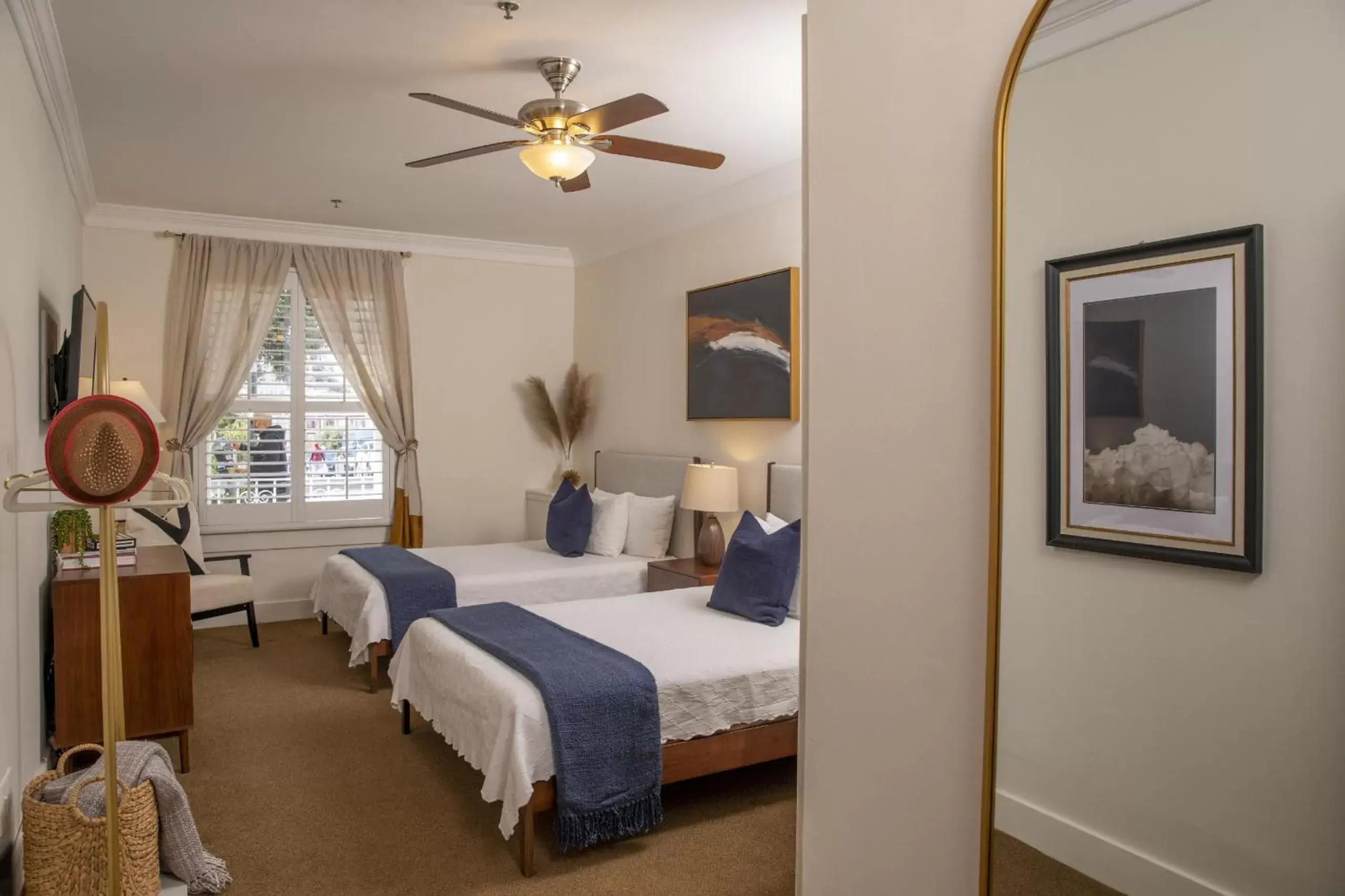 Bedroom, Bed in Washington Square Inn