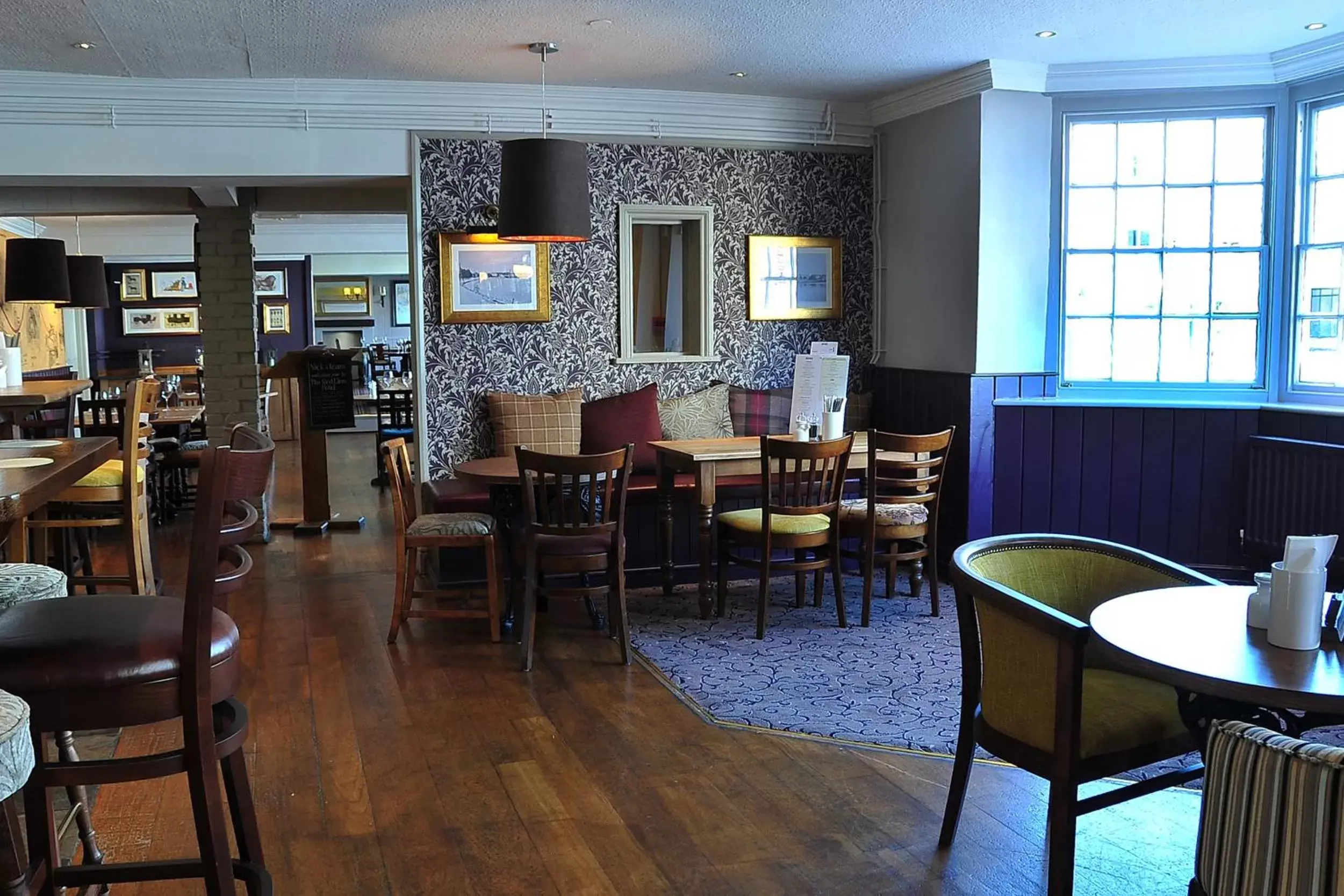 Lounge or bar, Restaurant/Places to Eat in Red Lion Hotel by Greene King Inns