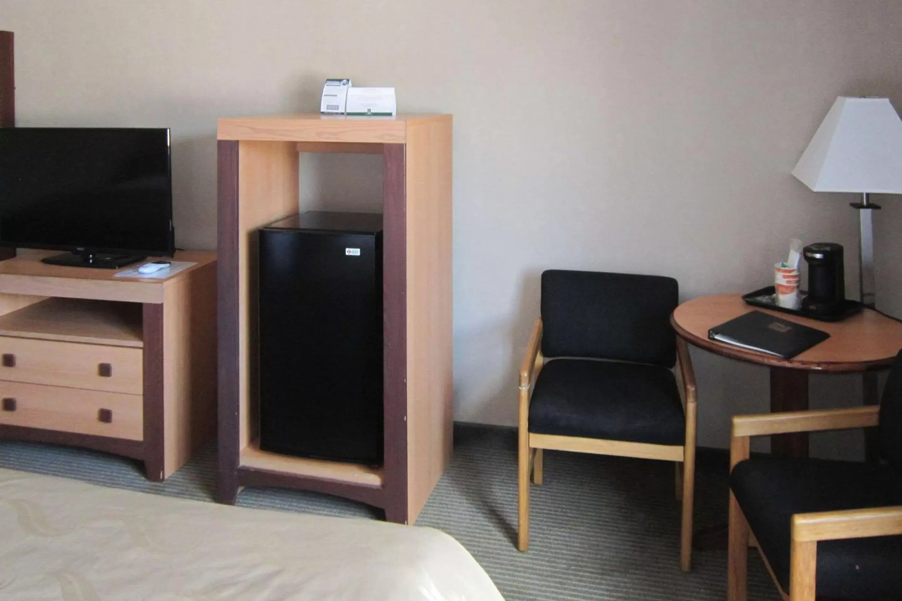 Photo of the whole room, TV/Entertainment Center in Quality Inn Nashville – Bloomington