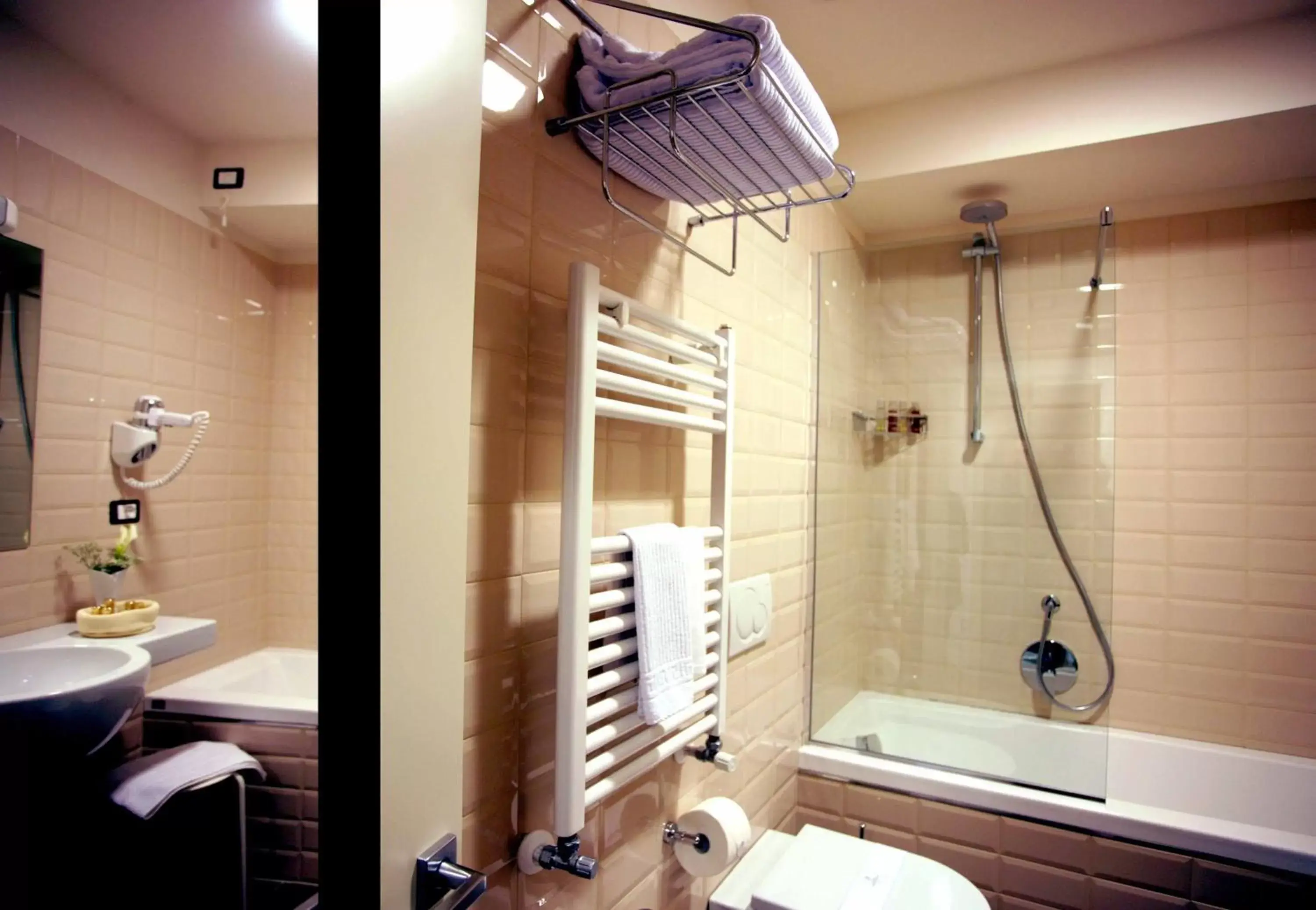 Shower, Bathroom in Palazzo Giordano Bruno