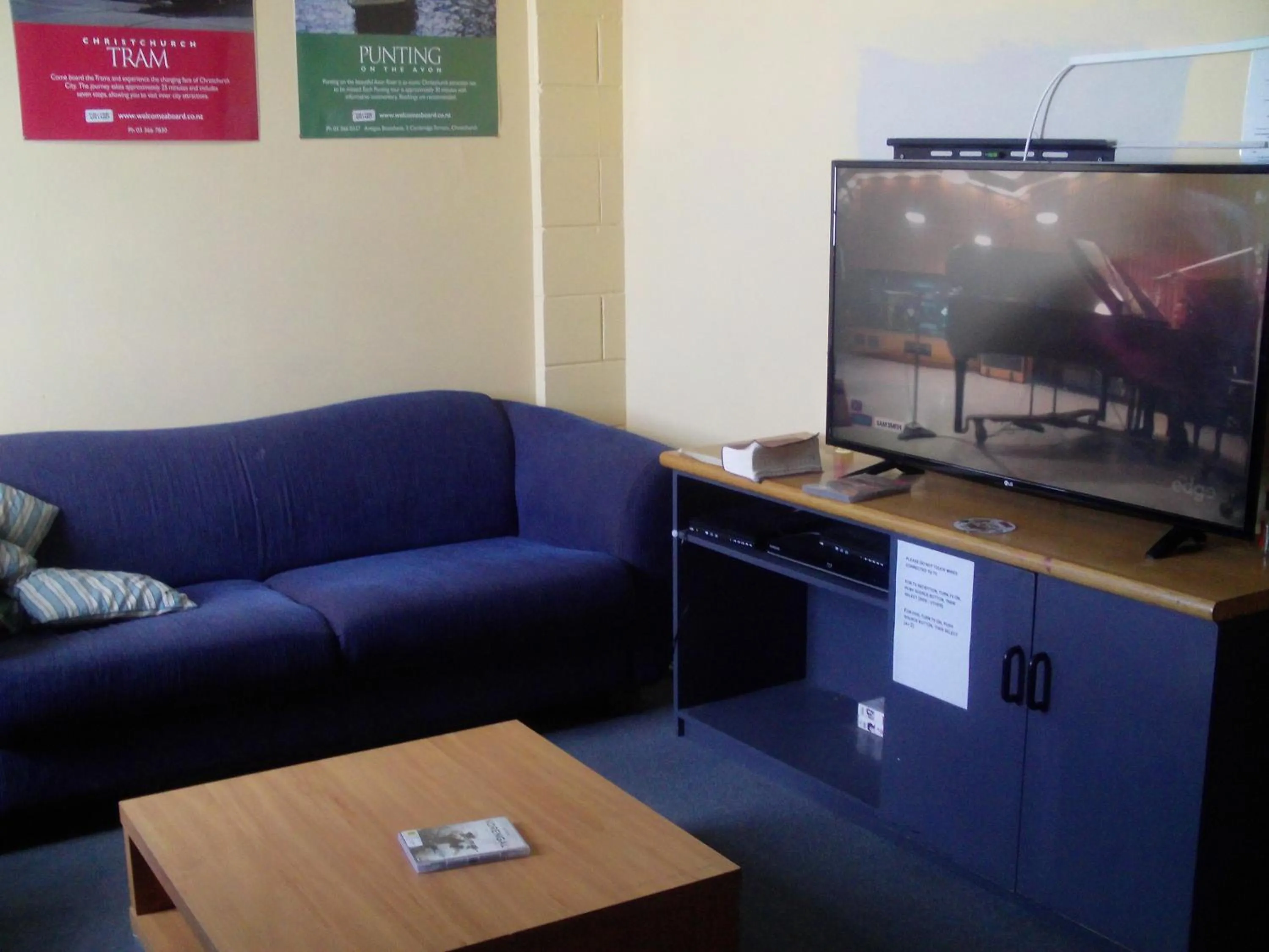 Communal lounge/ TV room, TV/Entertainment Center in Point Break Backpackers