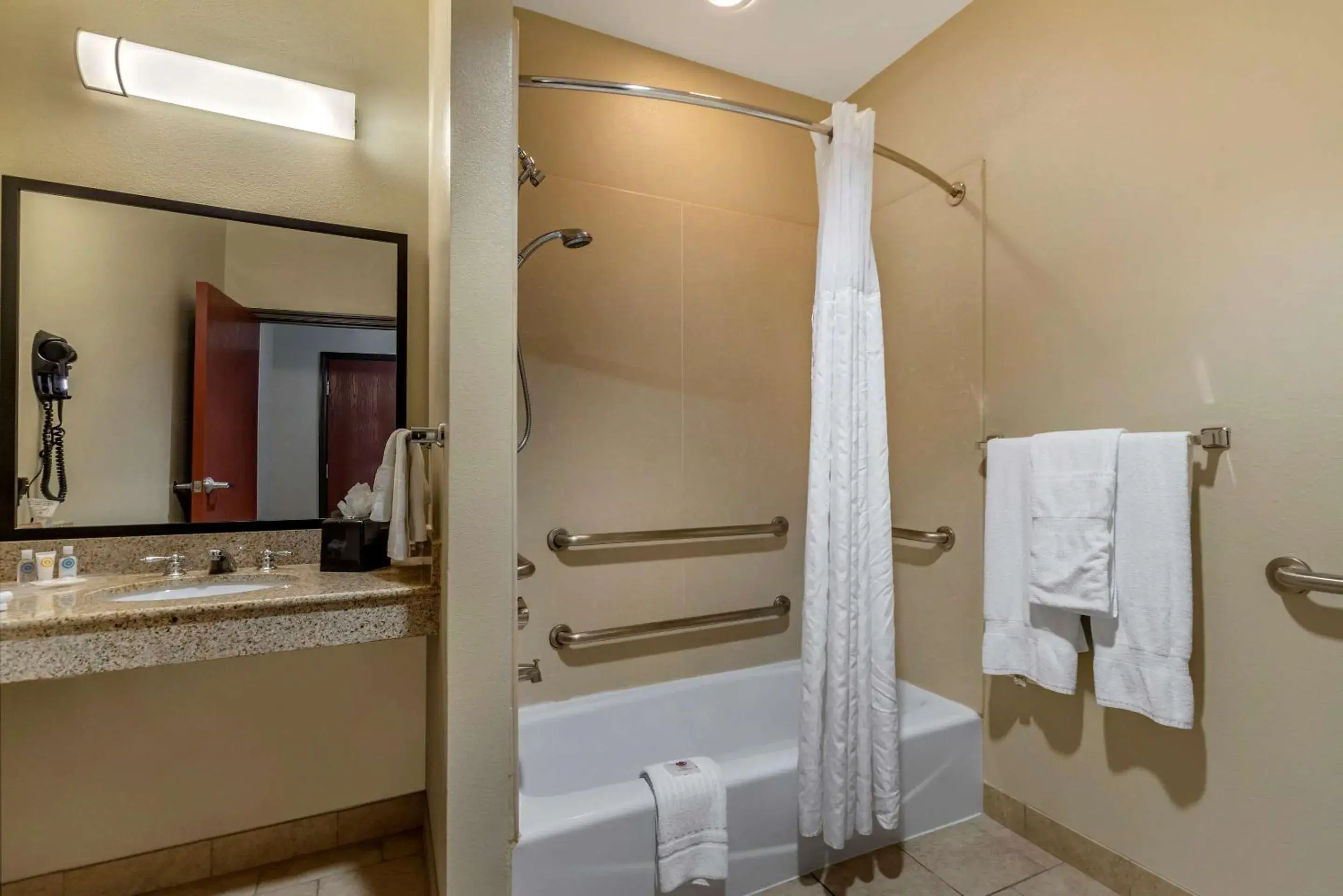 Photo of the whole room, Bathroom in Comfort Suites Buda