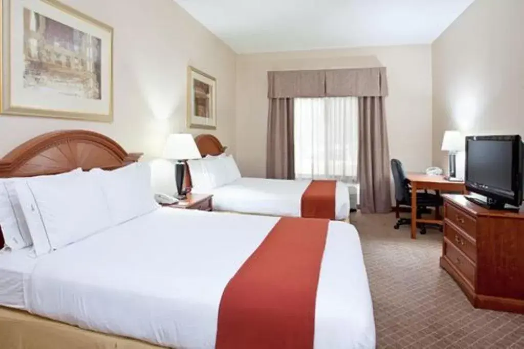 Bedroom, Bed in Holiday Inn Express Hotel & Suites Erie-Summit Township, an IHG Hotel