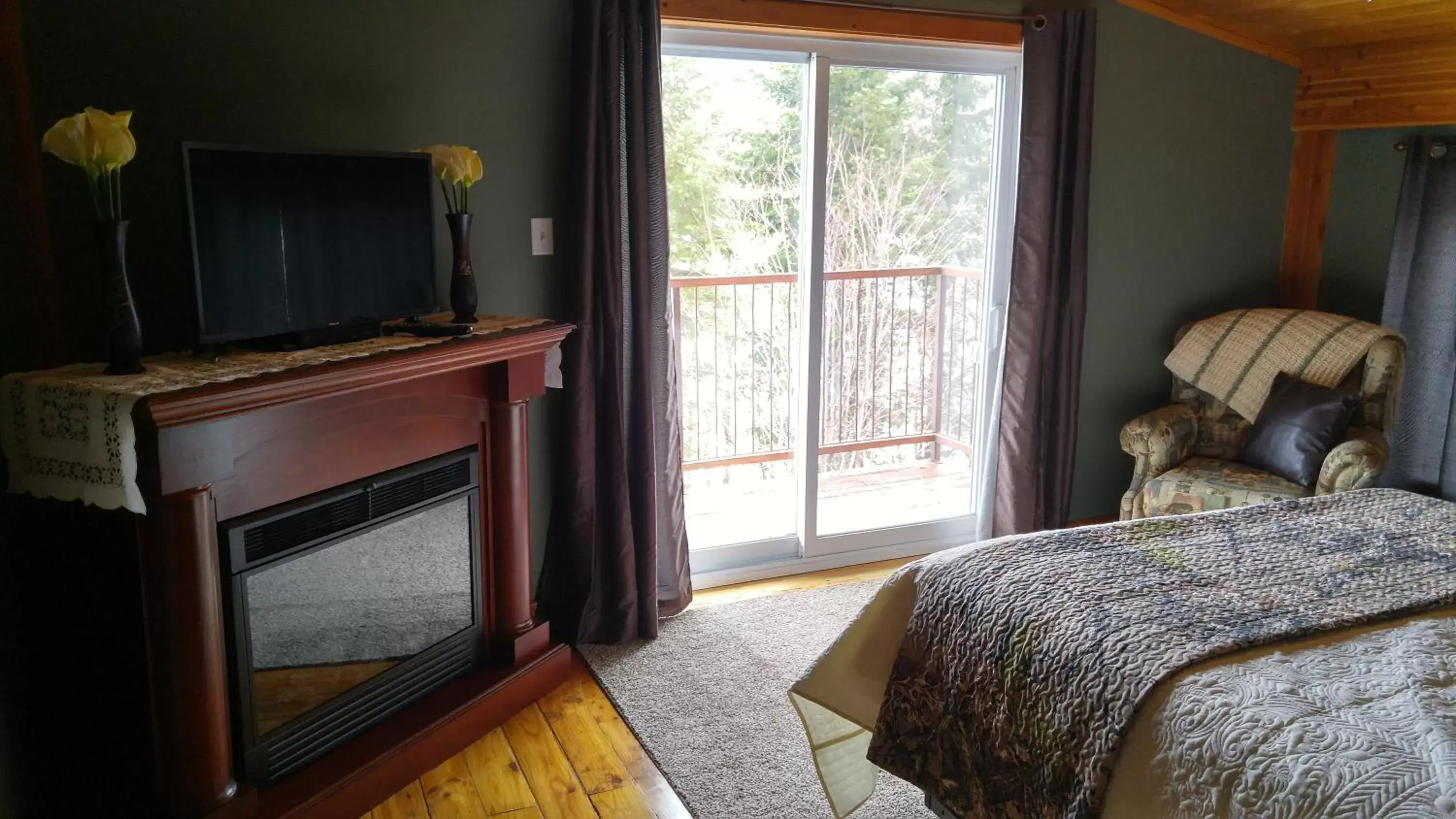 Balcony/Terrace, TV/Entertainment Center in Strong Timbers BnB