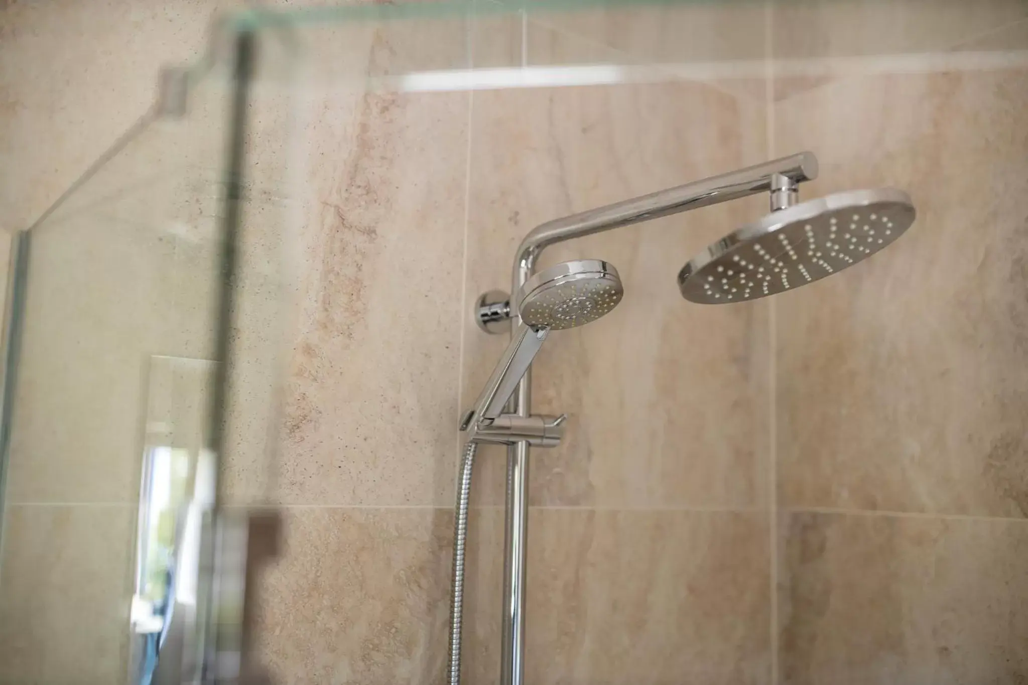 Shower, Bathroom in Lomond Lodge Motel & Apartments