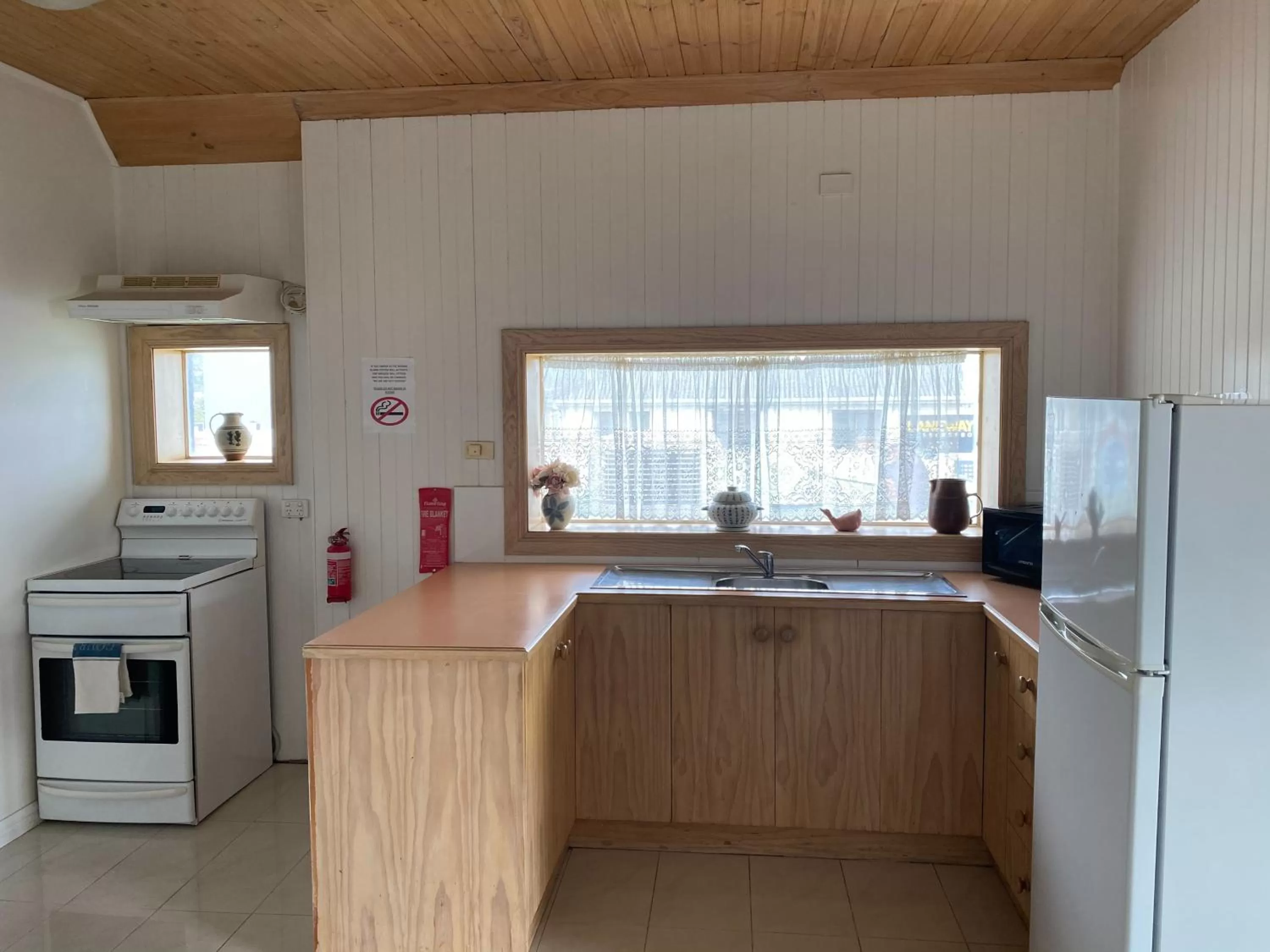 Kitchen or kitchenette in Stella's Dromana Hotel