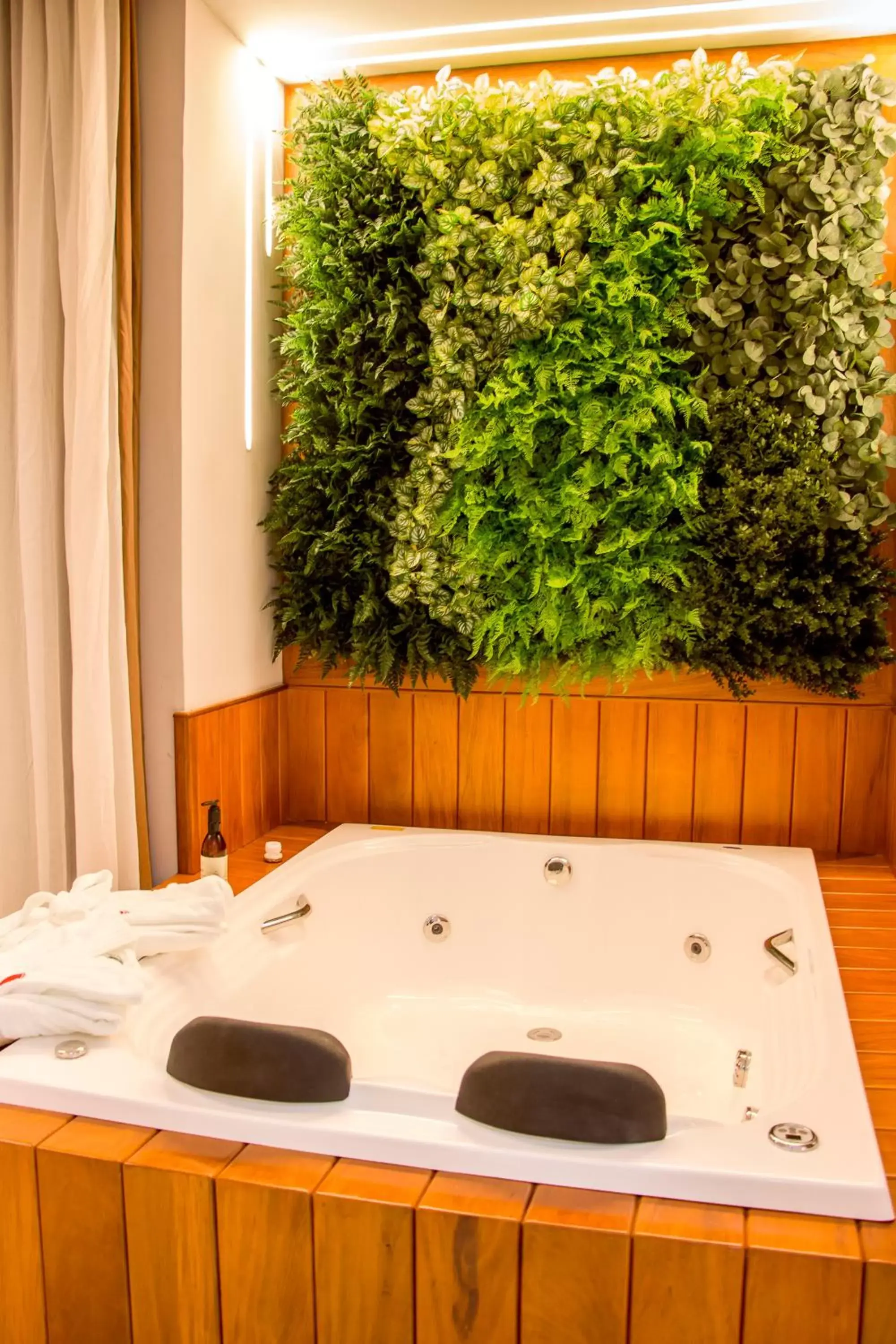 Hot Tub in Ramada Hotel & Suites Campos Pelinca