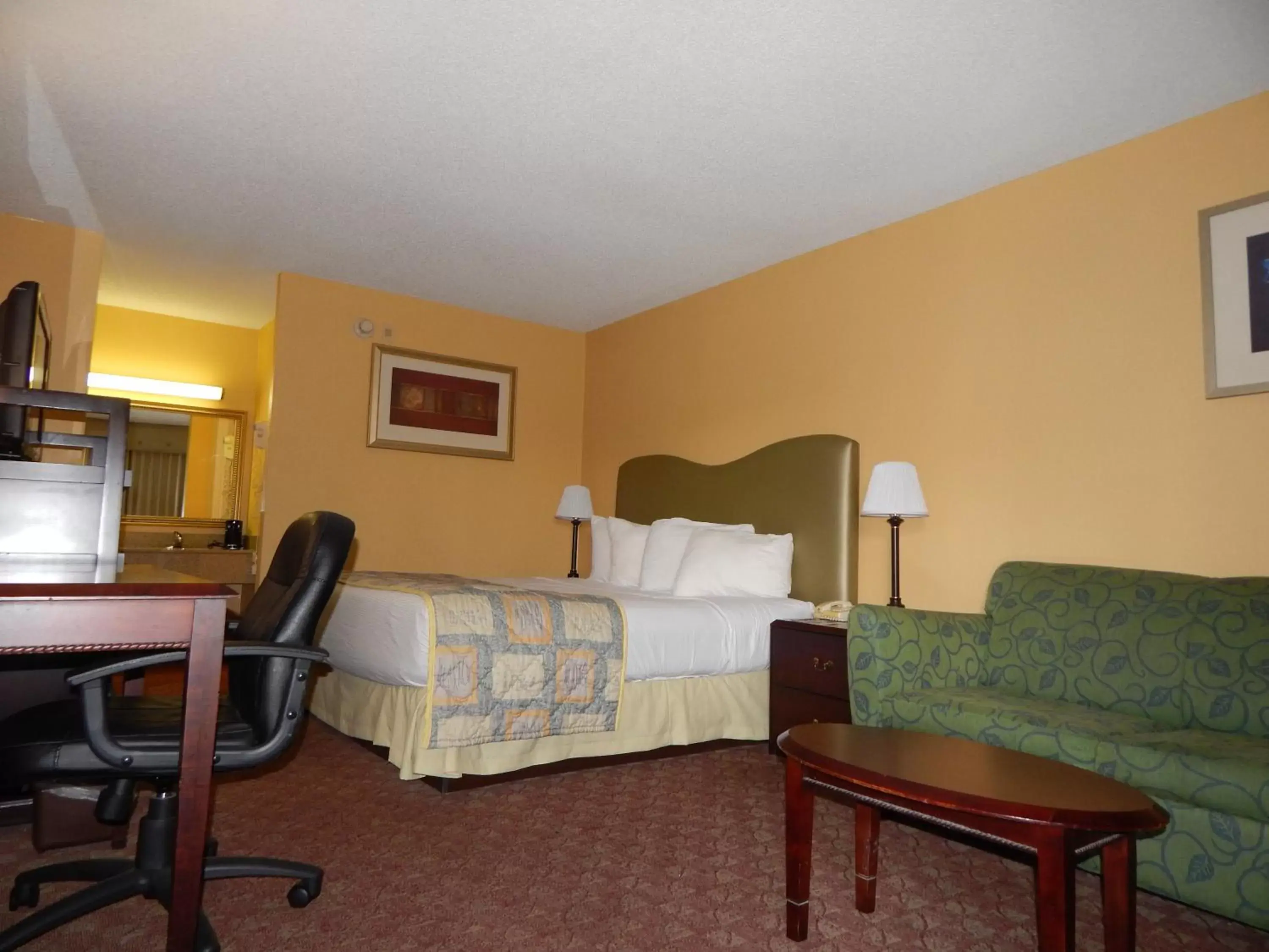 Living room, Bed in Ramada by Wyndham Altamonte Springs Near I-4