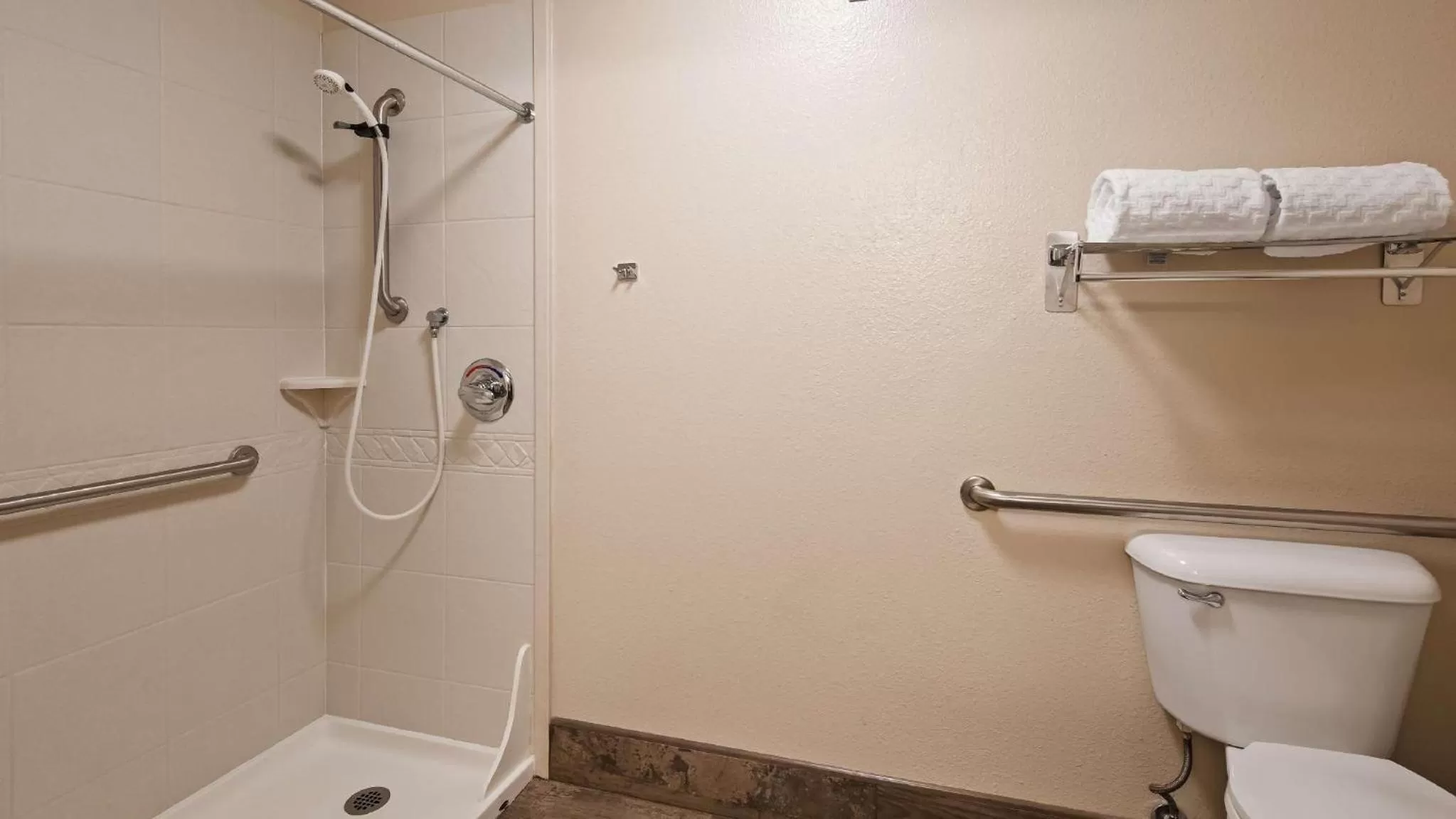 Toilet in Best Western PLUS Walla Walla Suites Inn