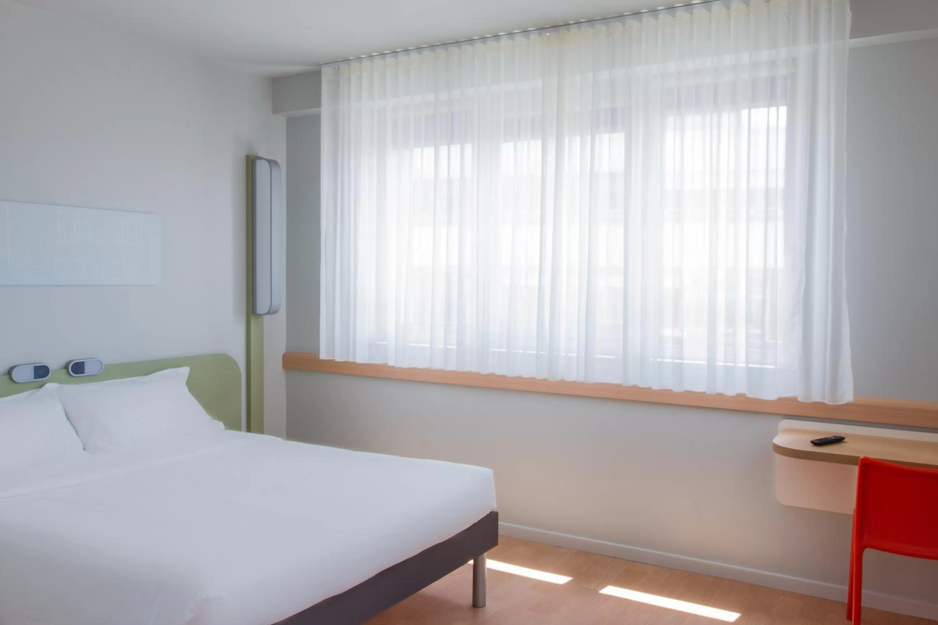 Photo of the whole room, Bed in Ibis Budget Braga Centro
