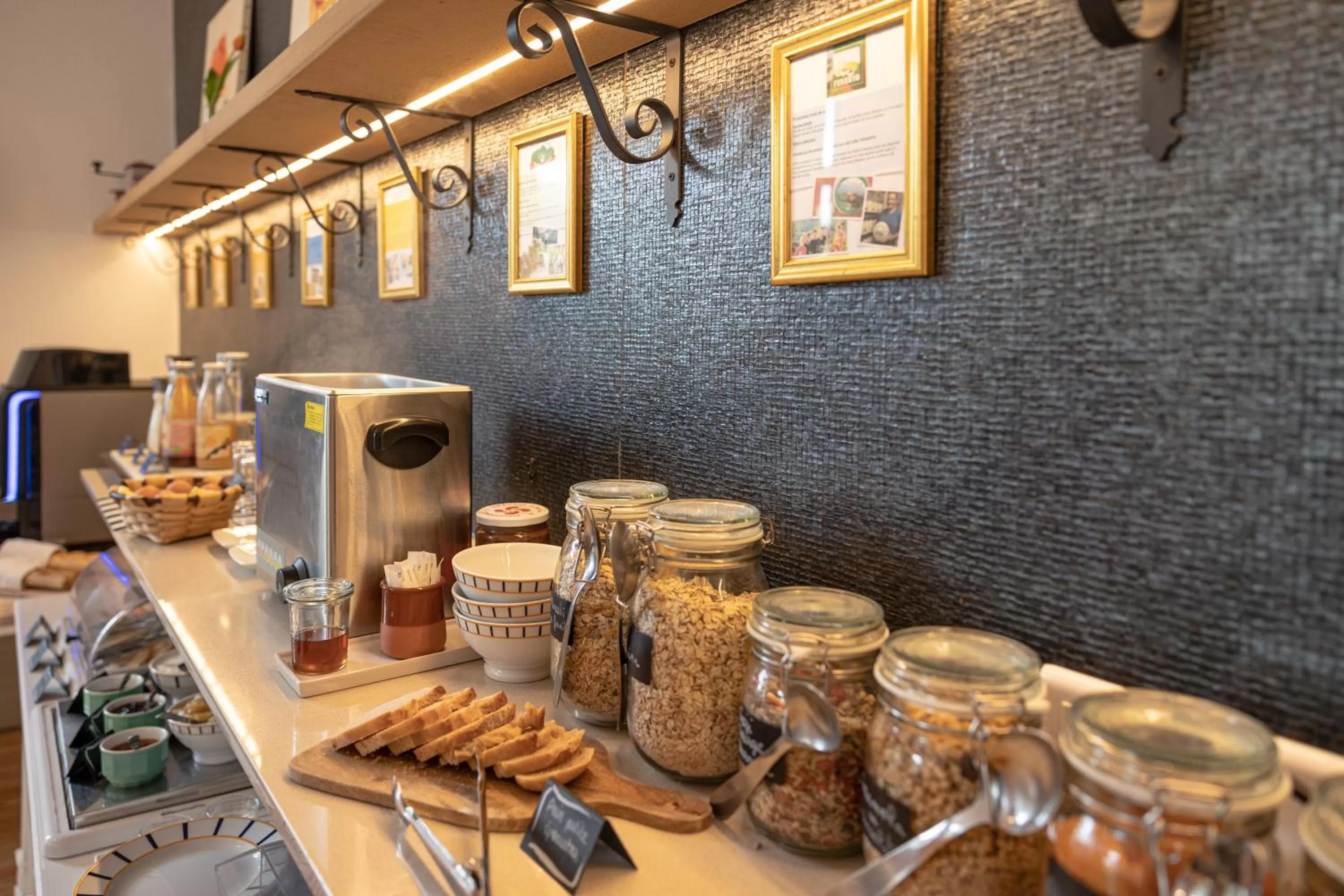 Buffet breakfast in Hôtel & Espace Bien-être La Maison du Lierre