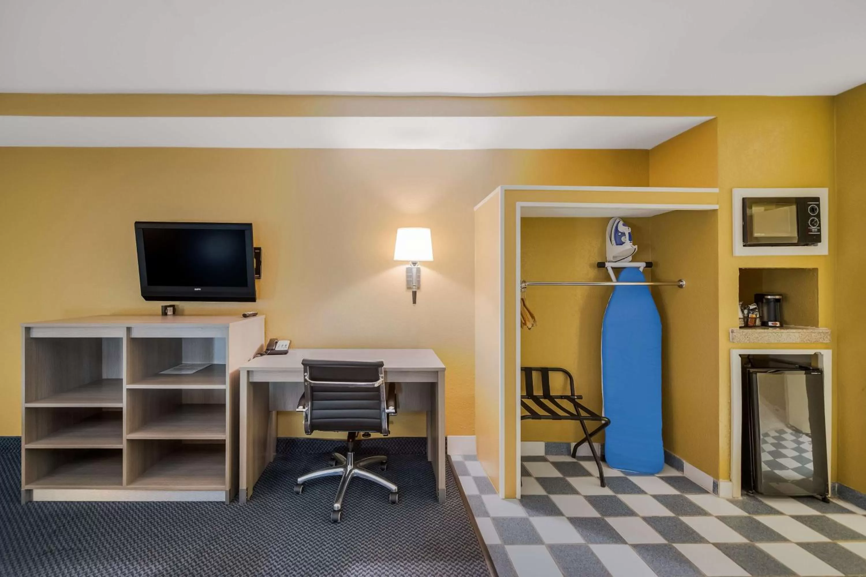 Bedroom in SureStay Hotel by Best Western Mt Pleasant