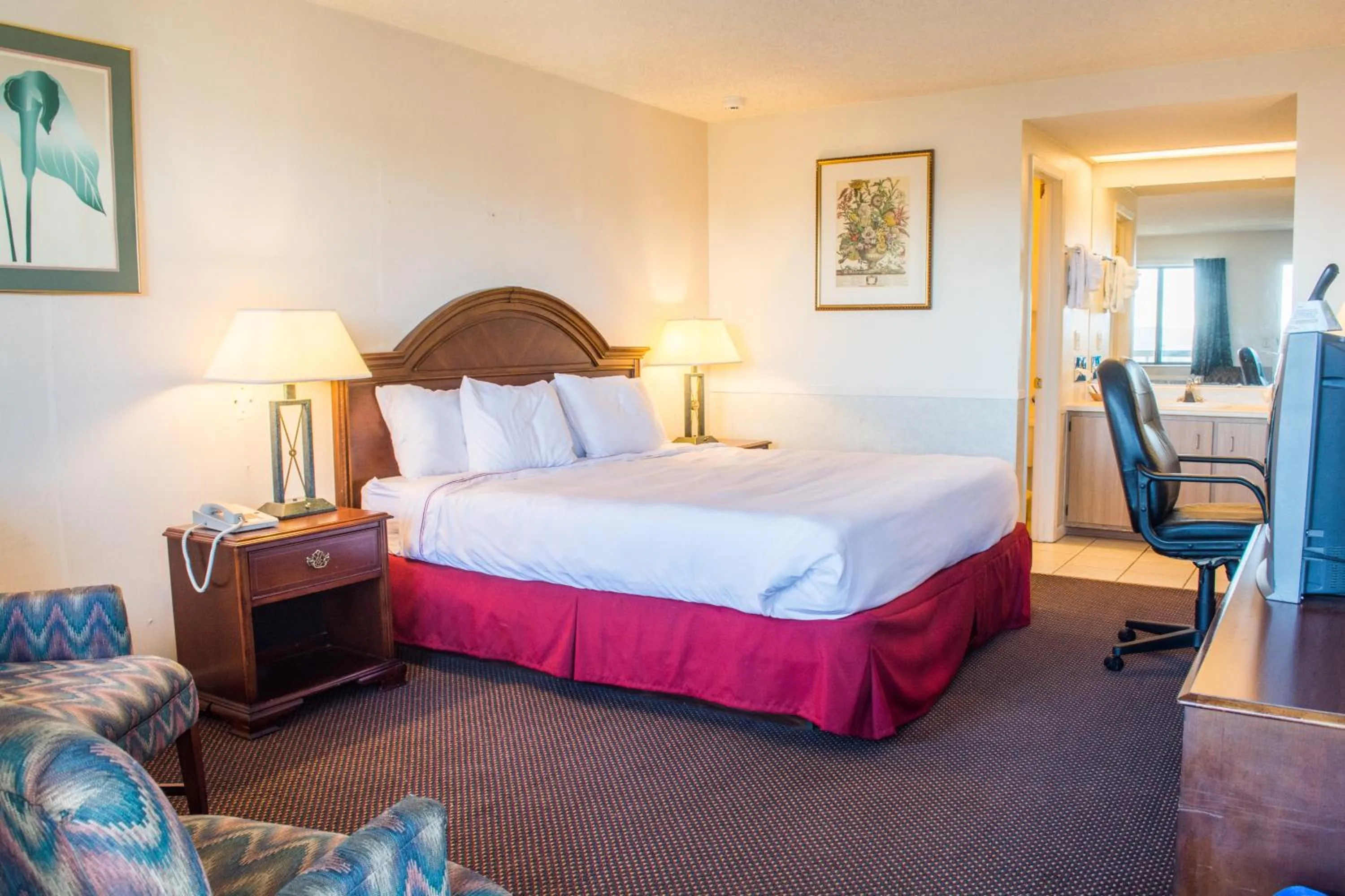 Photo of the whole room, Bed in Hawk's Nest Lodge