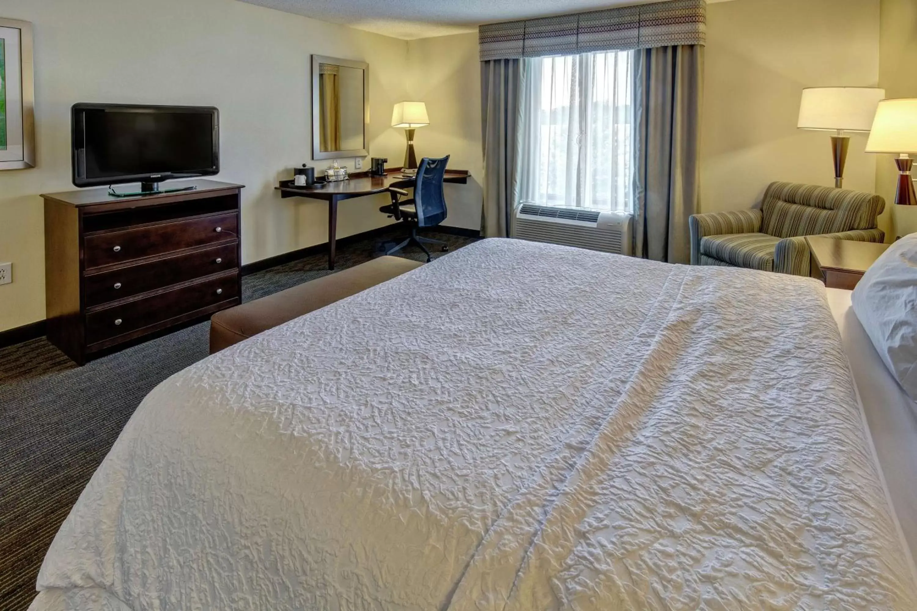 Bedroom, Bed in Hampton Inn & Suites Birmingham/280 East-Eagle Point