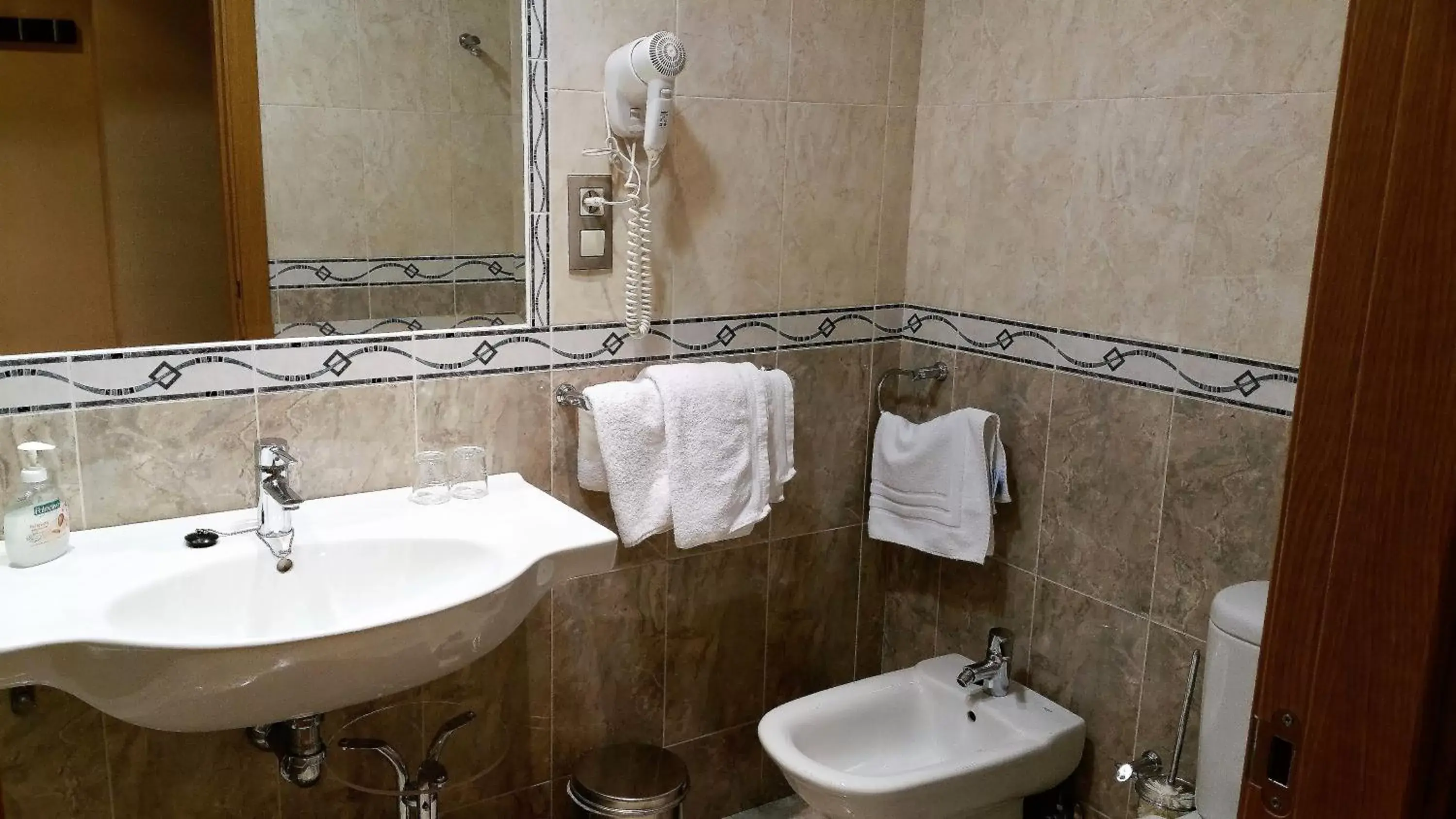 Bathroom in Hotel Reina Isabel