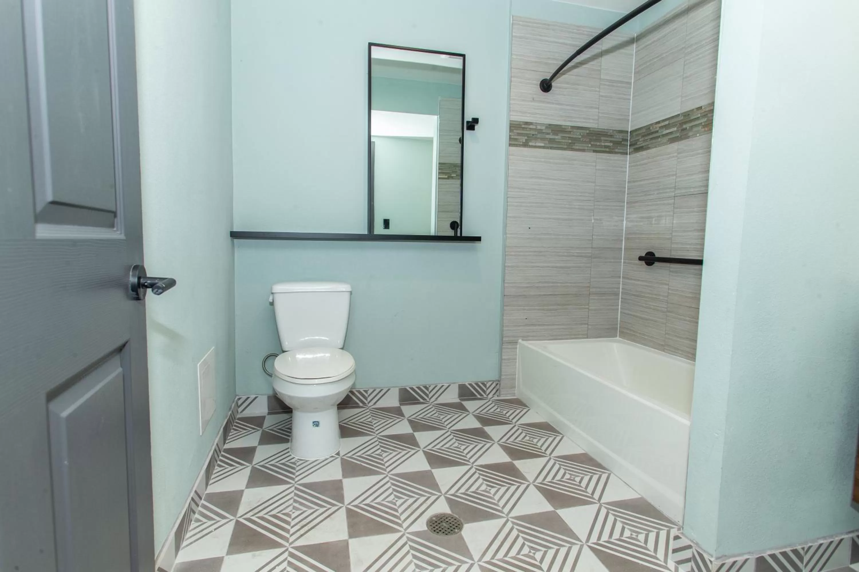 Bathroom in Magnolia Tree Hotel-Maingate/Anaheim Convention Center