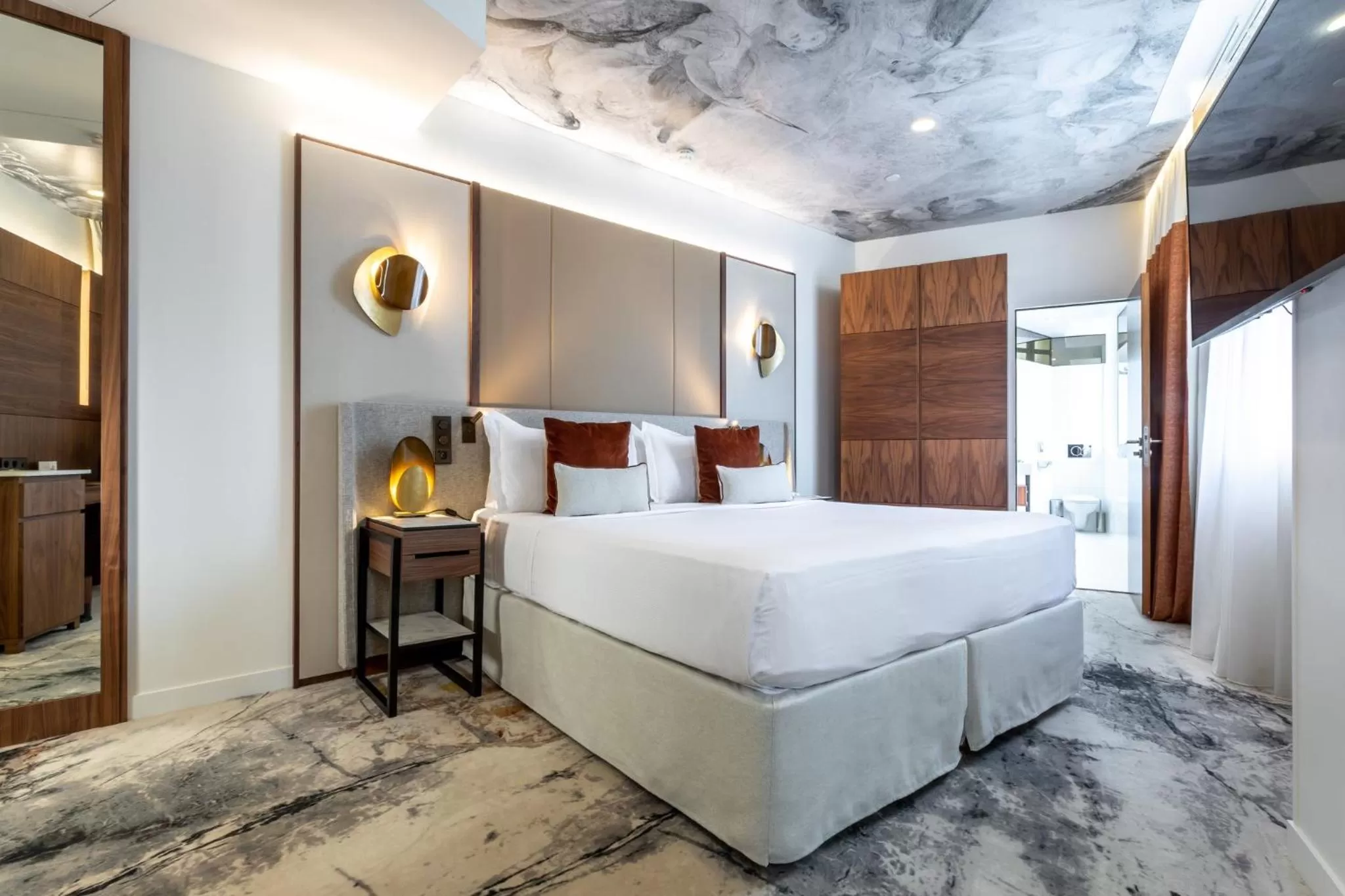 Photo of the whole room, Bed in InterContinental Paris Champs Elysées Etoile by IHG