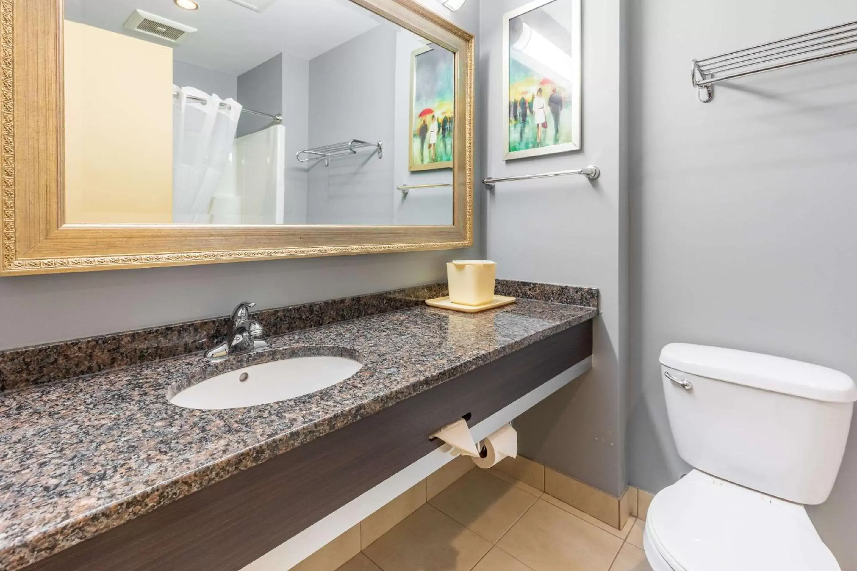 Bedroom, Bathroom in Quality Inn & Suites Victoriaville