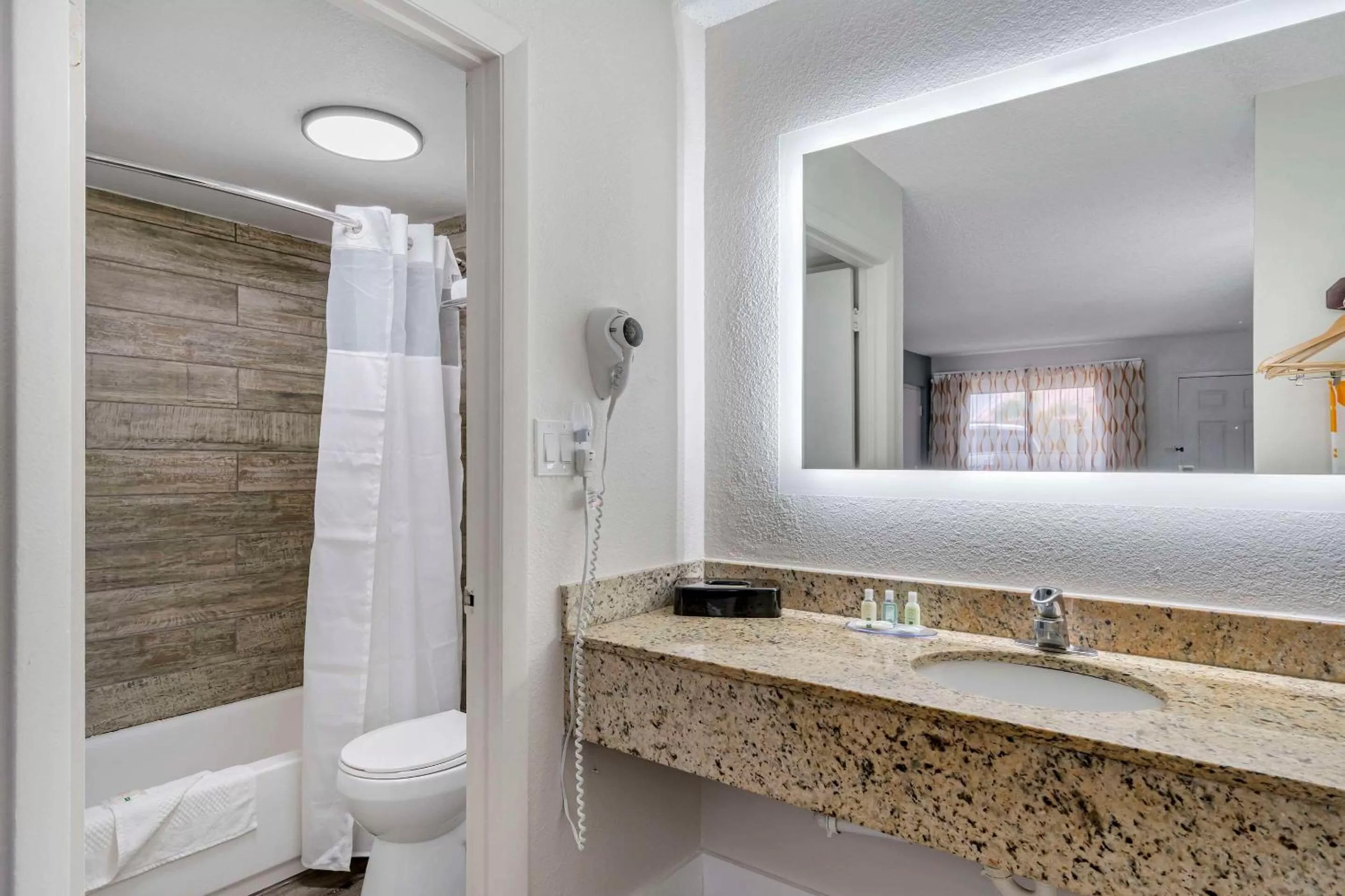 Toilet in Quality Inn & Suites Orlando East - UCF Area