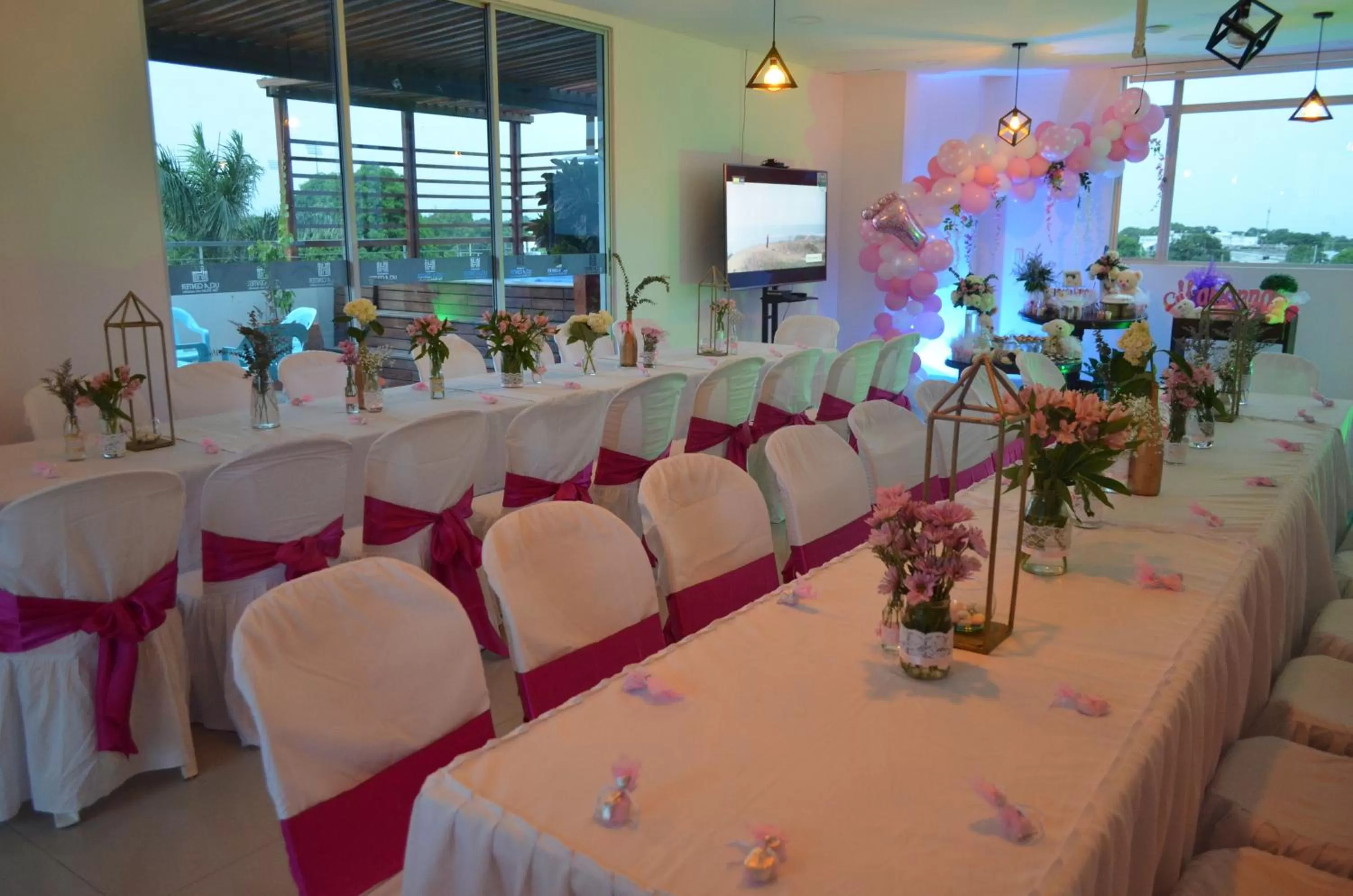 Restaurant/places to eat, Banquet Facilities in Hotel Ucla Center