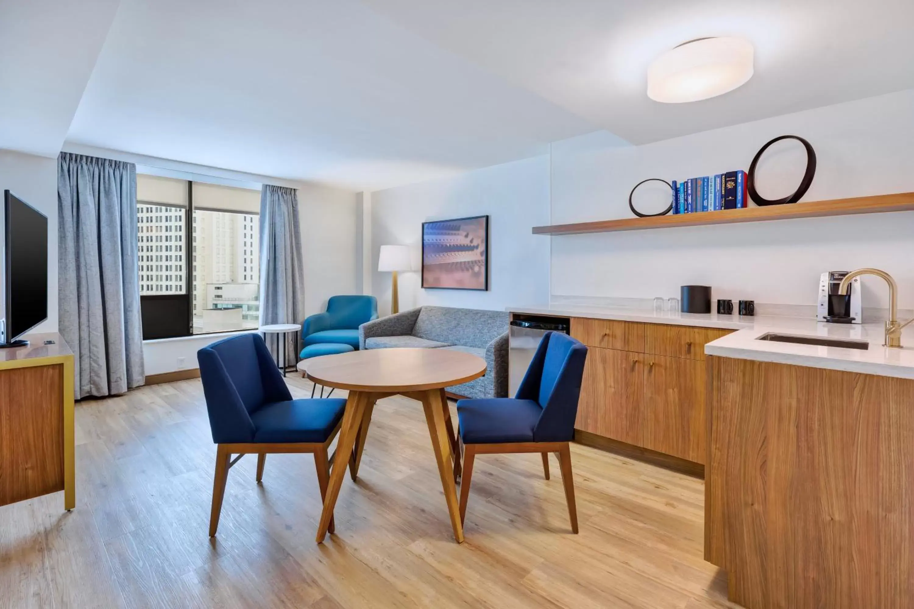 Photo of the whole room, Kitchen/Kitchenette in Hotel Indigo Detroit Downtown, an IHG Hotel