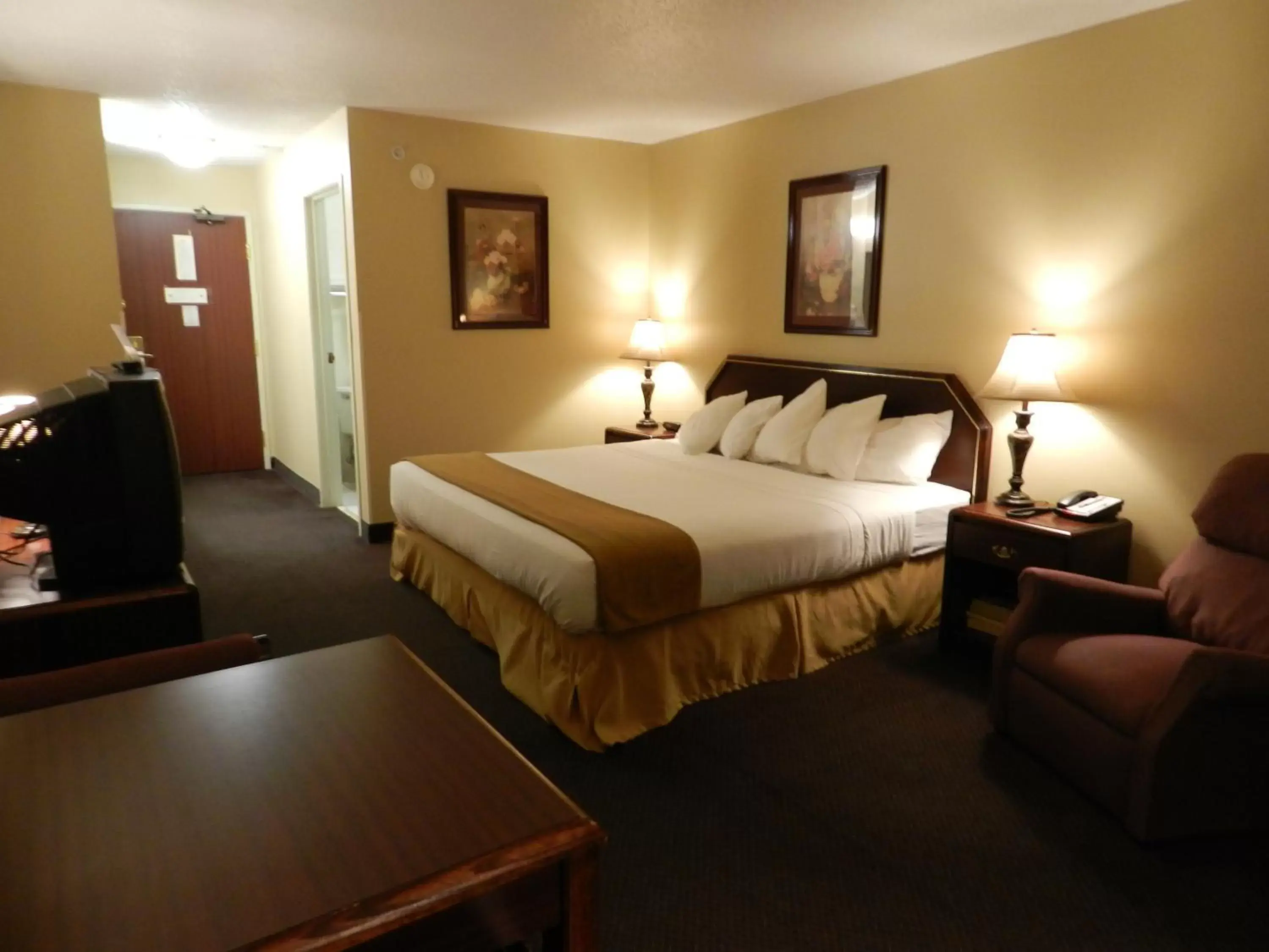 Photo of the whole room, Bed in Luxury Inn & Suites Troy
