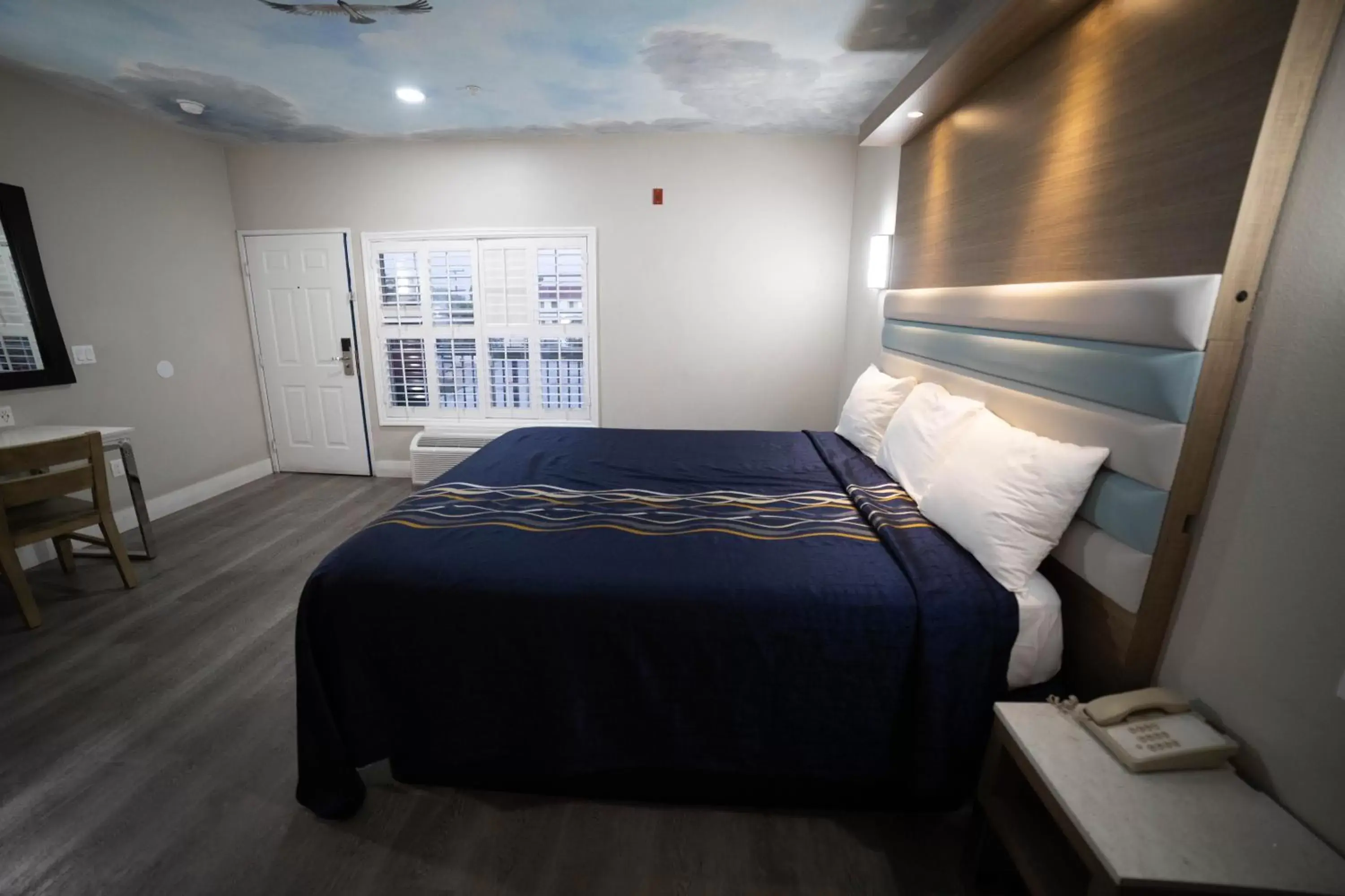 Bedroom, Bed in Mid City Inn & Suites Pico Rivera