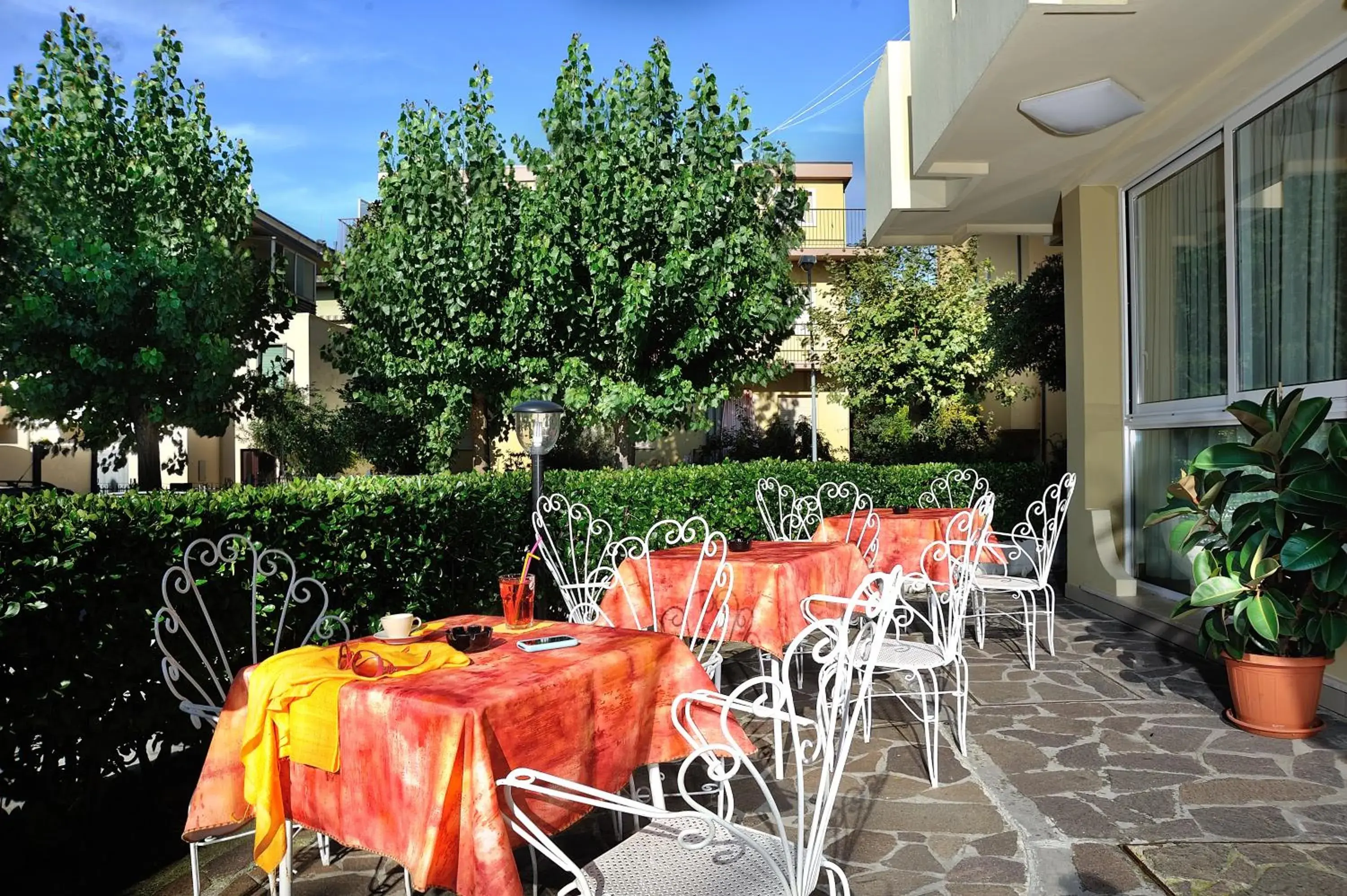 Patio, Restaurant/Places to Eat in Hotel Oceanic