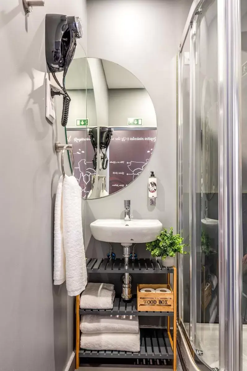 Bathroom in Lisbon Wine House - Rooms & Suites