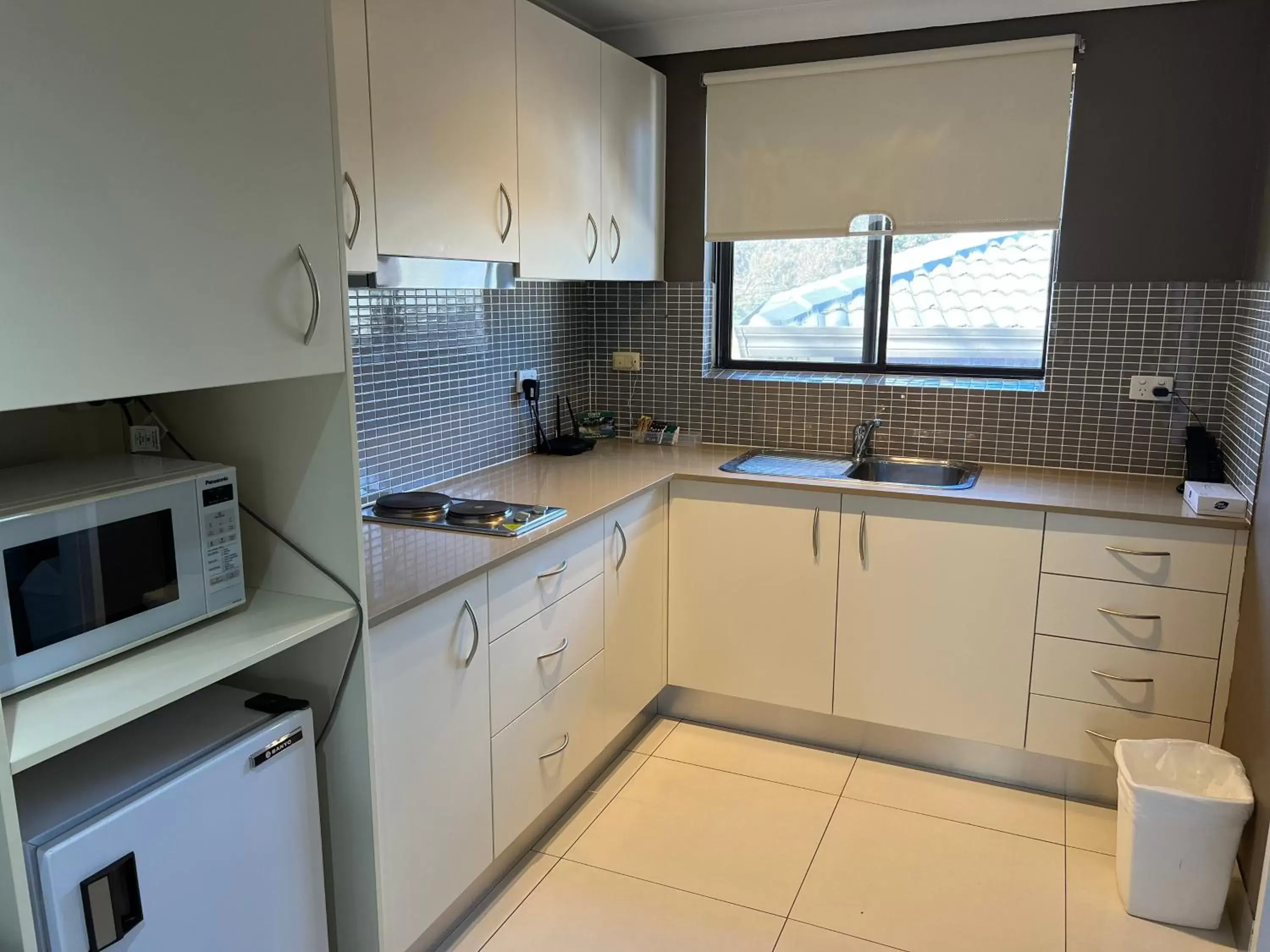 Kitchen/Kitchenette in Tumut Valley Motel