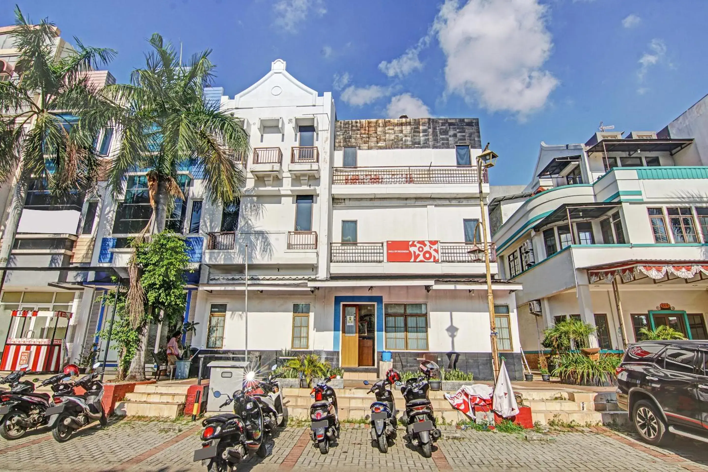 Facade/entrance in OYO 90422 Mall Of Indonesia