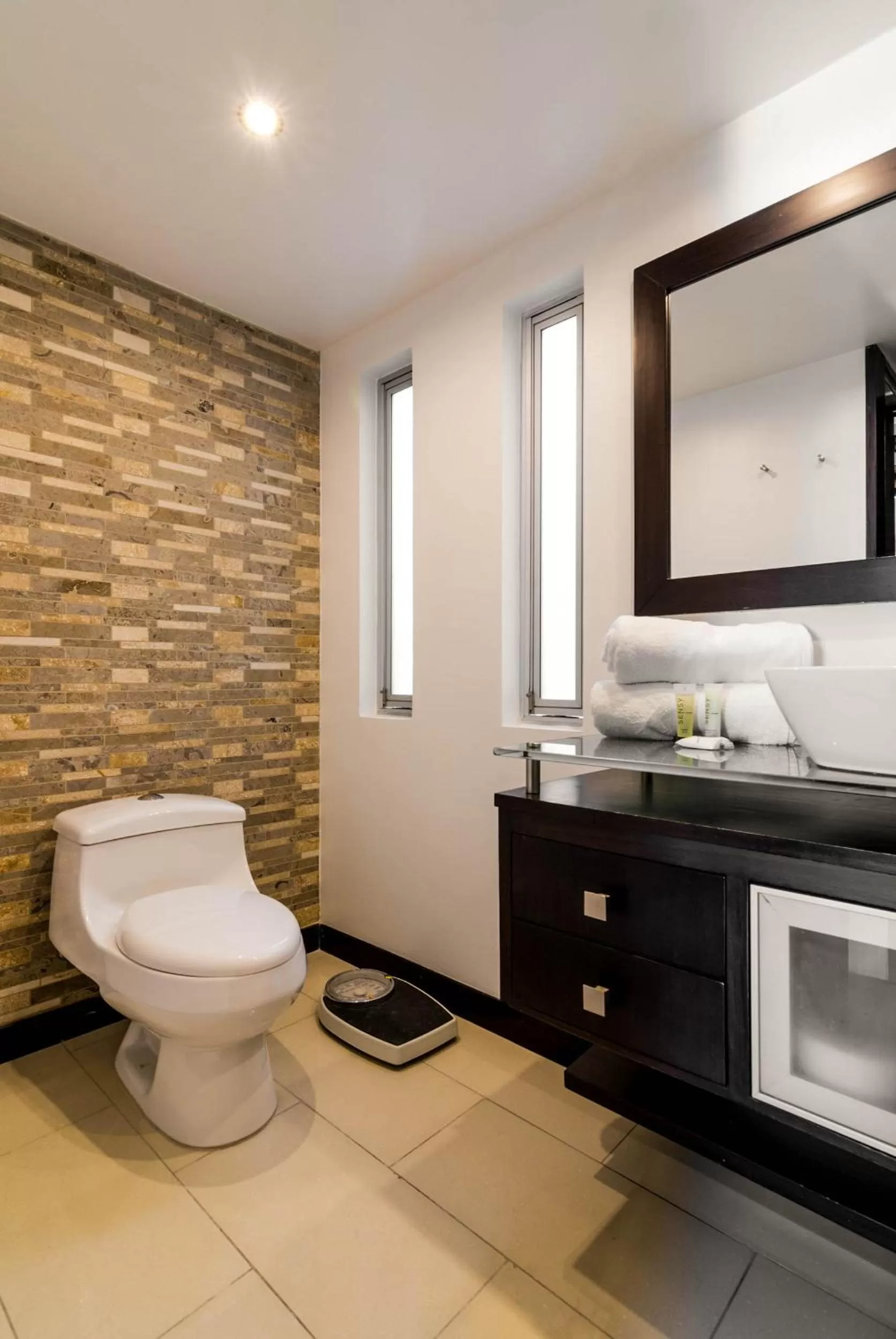 Bathroom in Apartamentos Poblado Alejandría by HOUSY HOST