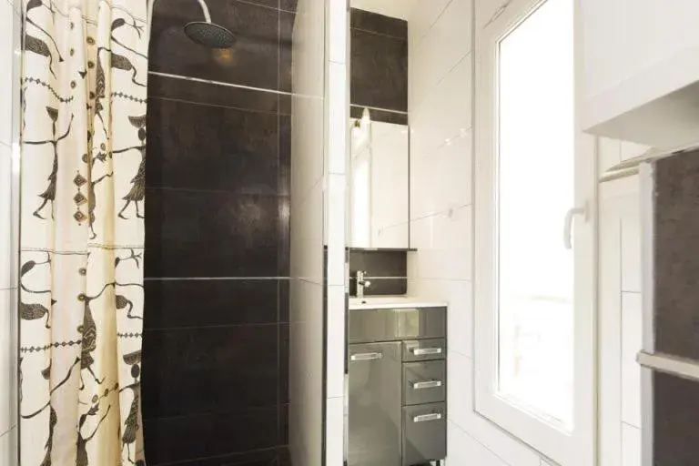Shower, Bathroom in Bastille Hostel