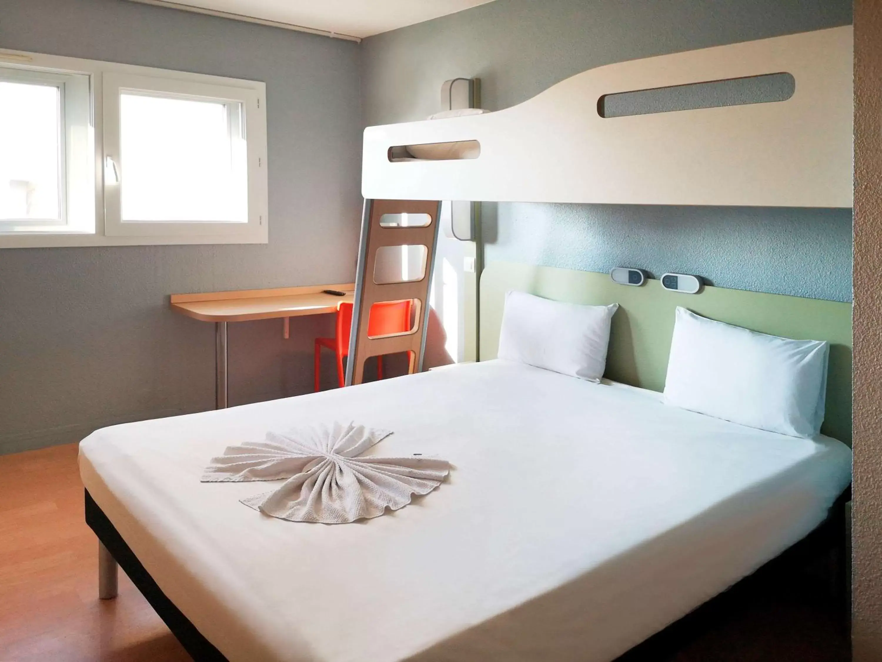 Photo of the whole room, Bed in ibis budget Tours Centre Gare et congrès