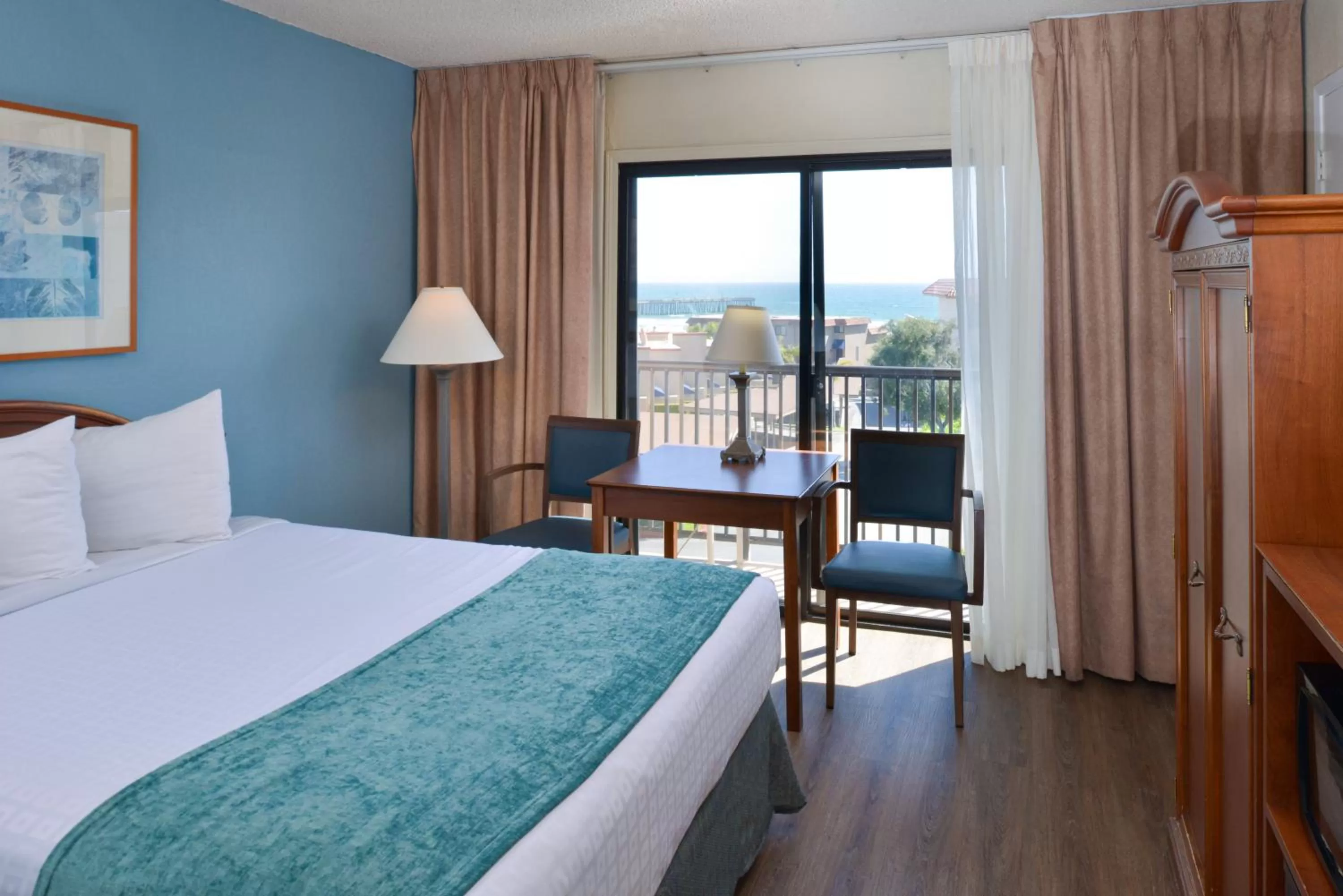 Bed in Edgewater Inn and Suites