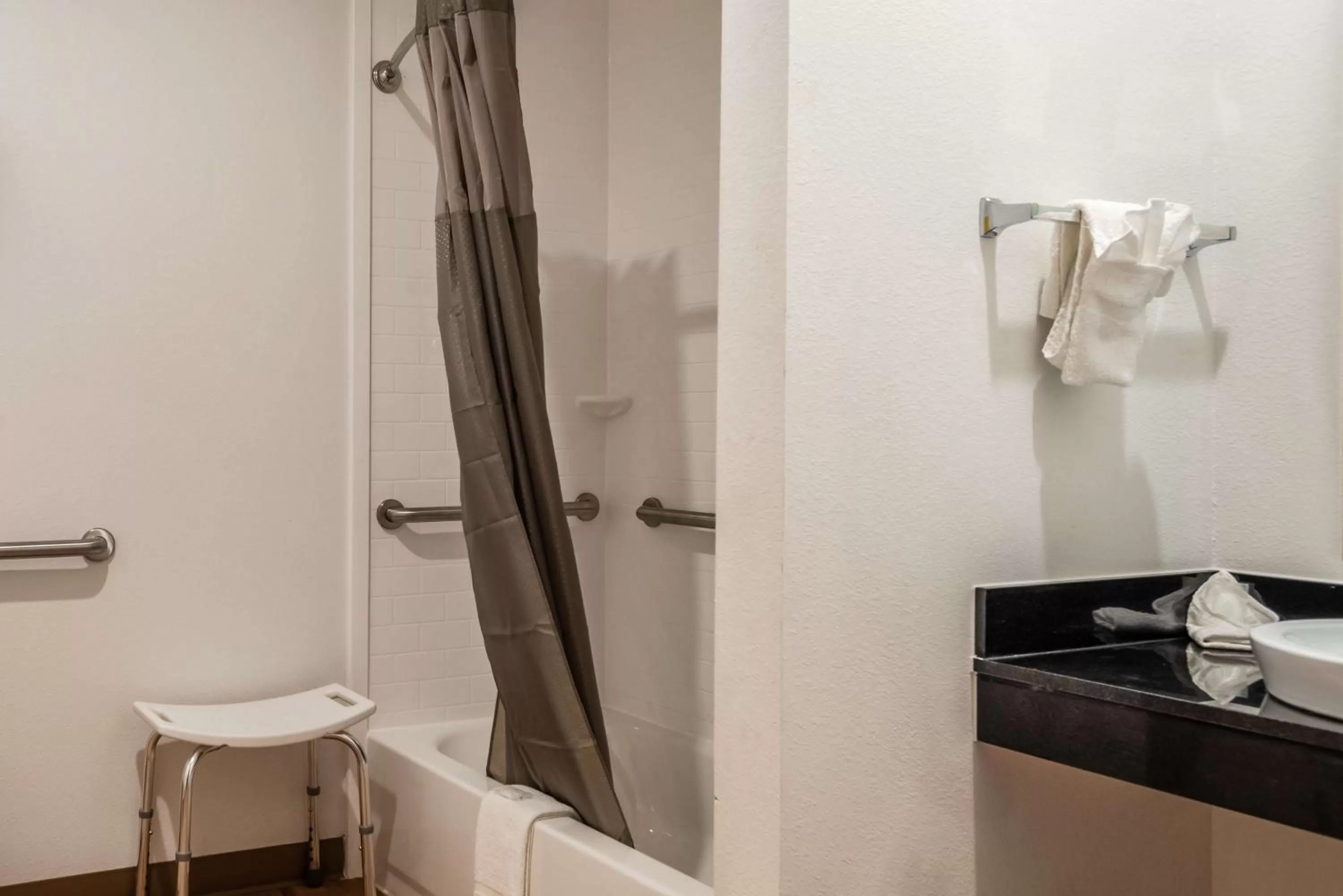 Bathroom in Studio 6 Lake Charles