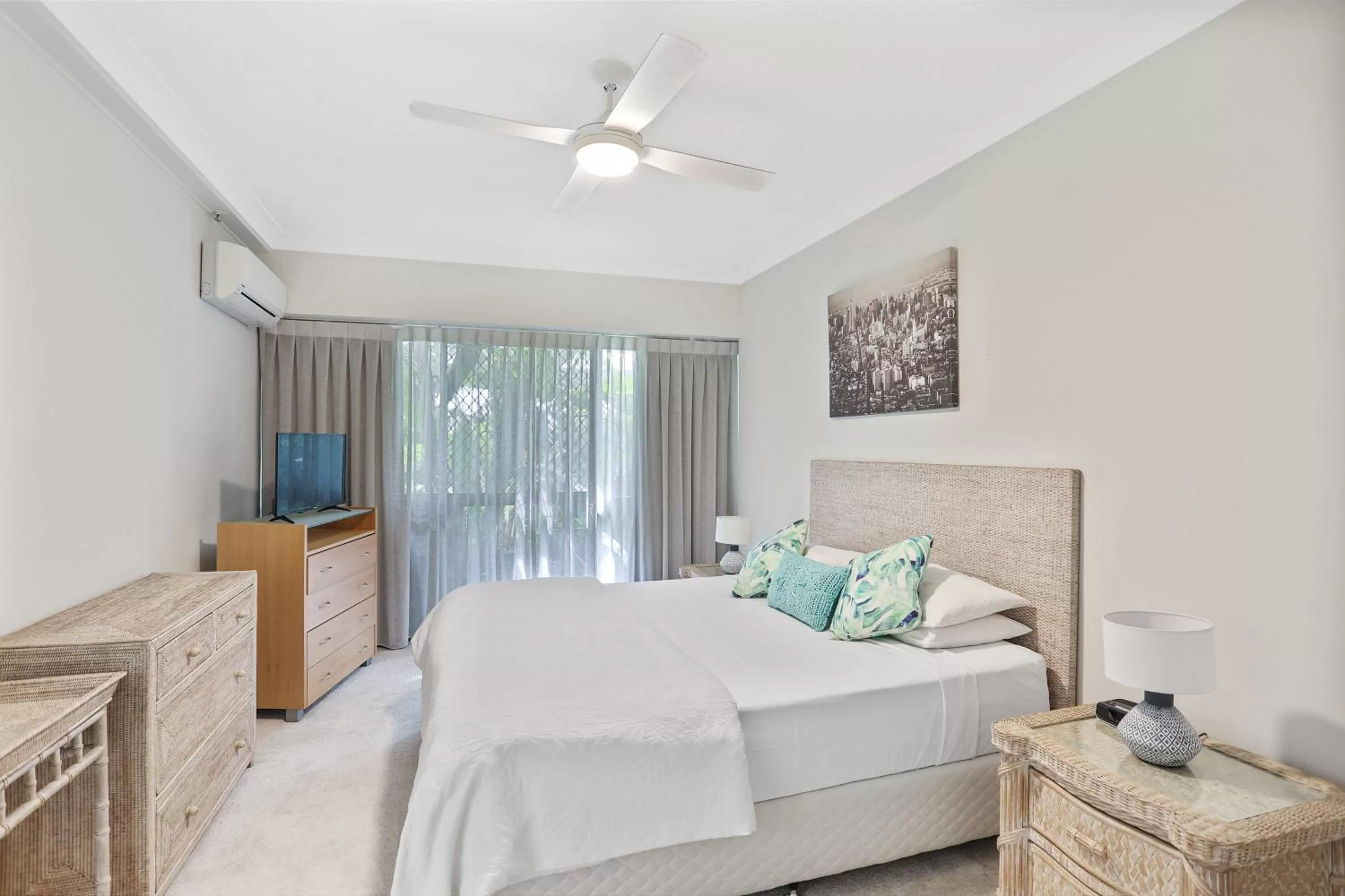 Bedroom, Bed in De Ville Apartments