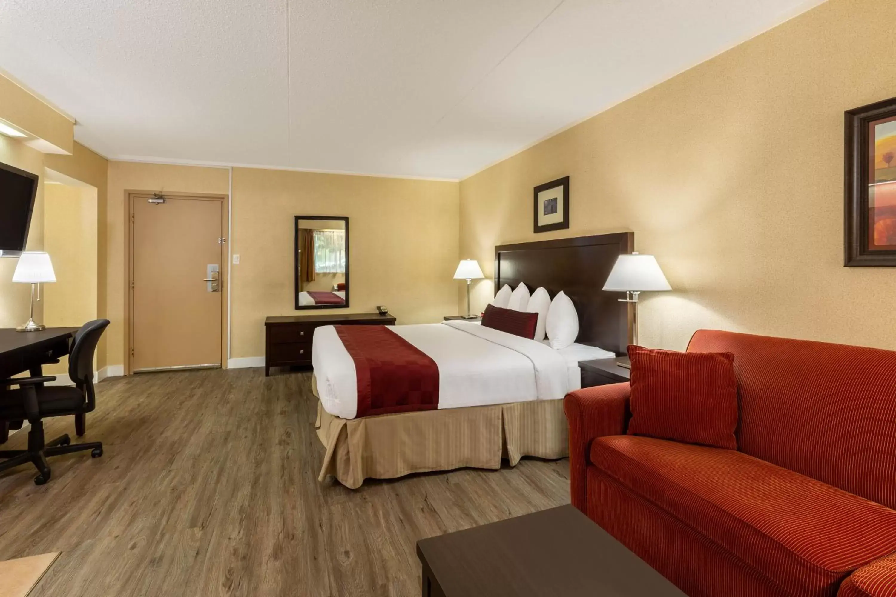 Photo of the whole room, Bed in Ramada by Wyndham Coquitlam Photo of the whole room, Bed in Ramada by Wyndham Coquitlam
