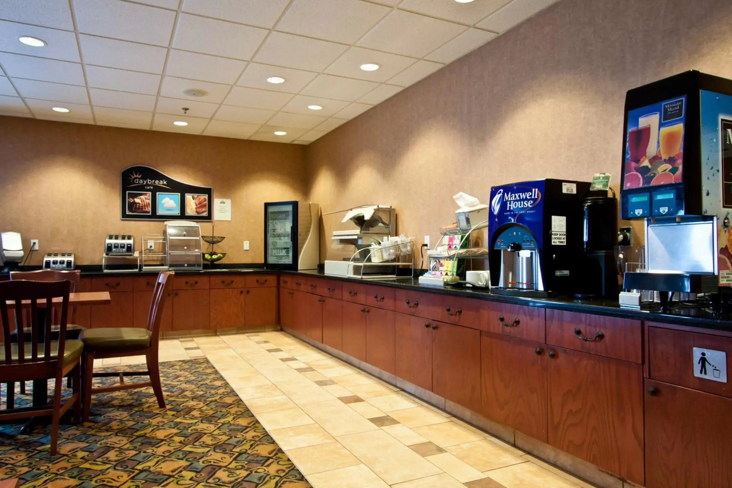 Restaurant/Places to Eat in Days Inn & Suites by Wyndham Strathmore