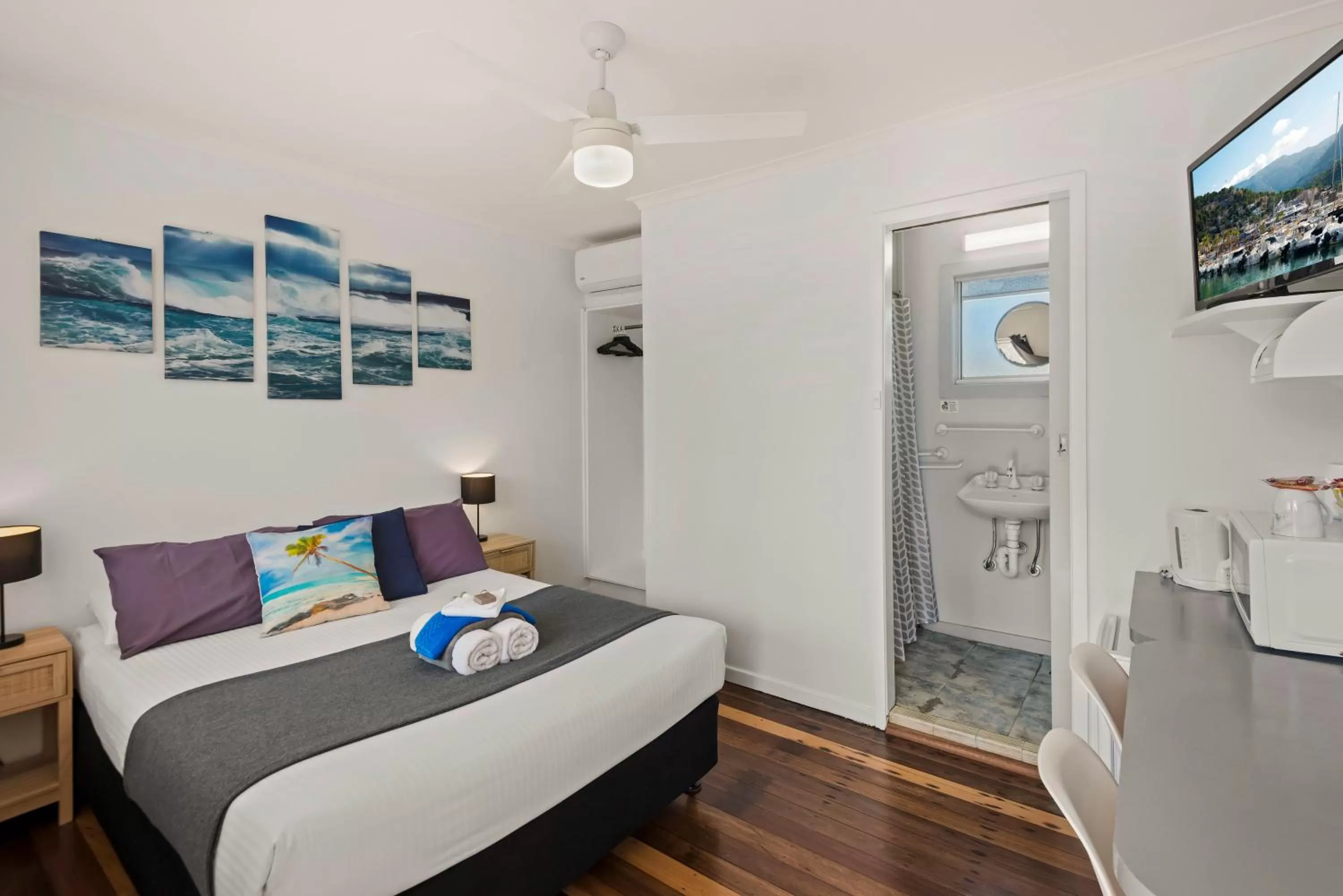 Bed in Pacific Motor Inn