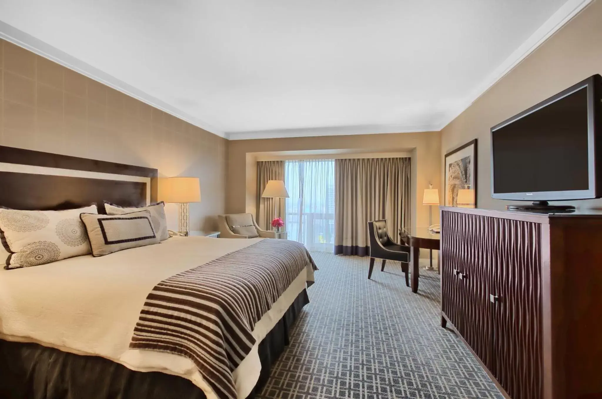 Photo of the whole room, Bed in Omni Los Angeles Hotel
