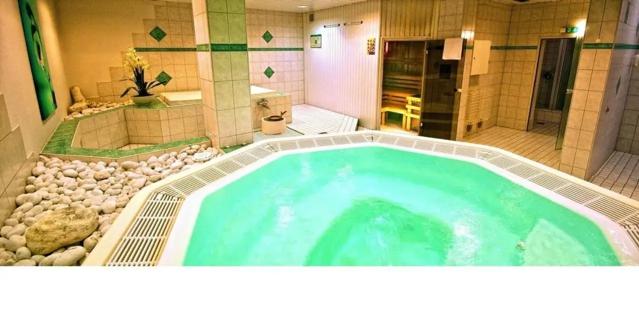 Hot Tub, Swimming Pool in Hotel Ambiente Walldorf