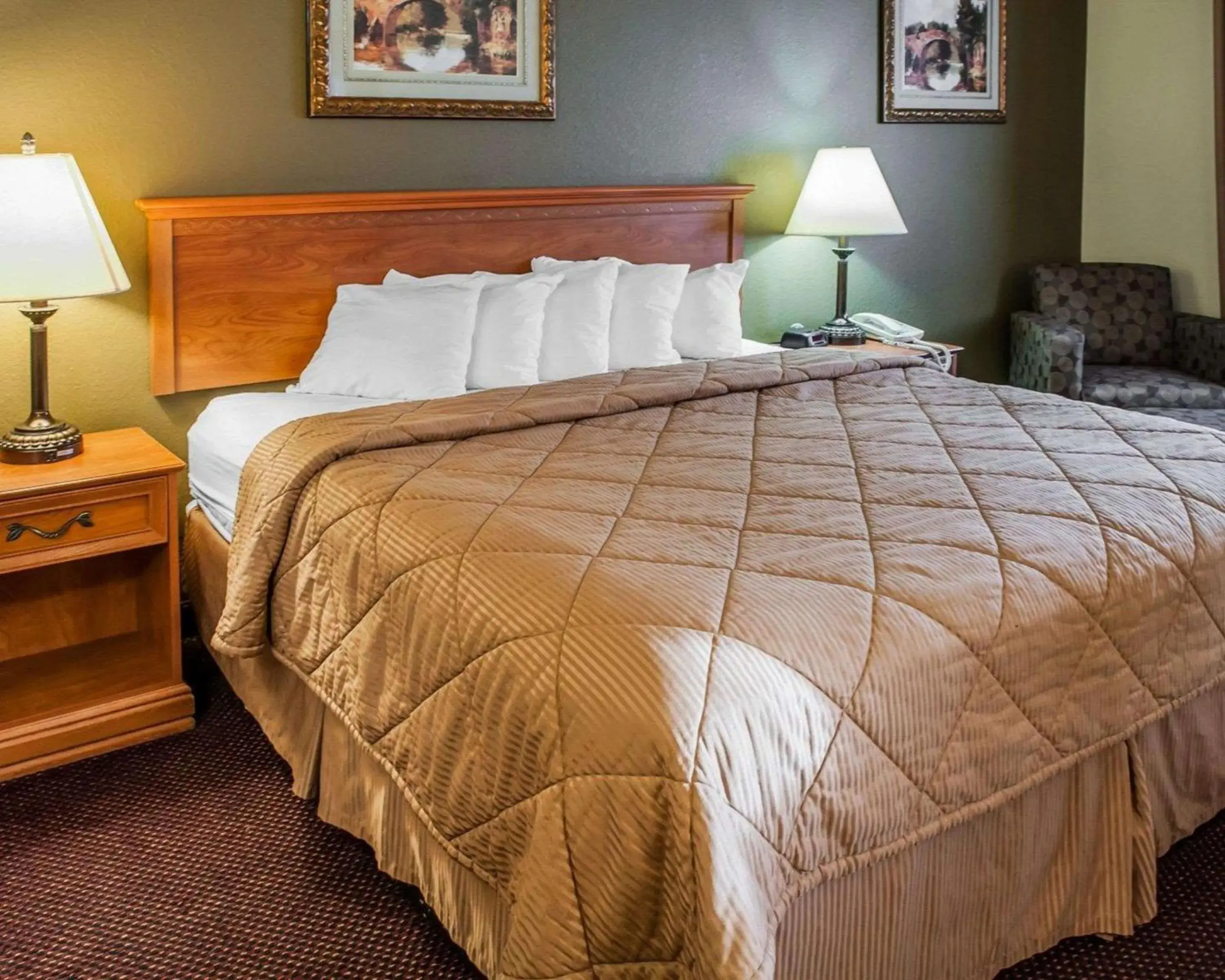 Photo of the whole room, Bed in Rodeway Inn of Espanola